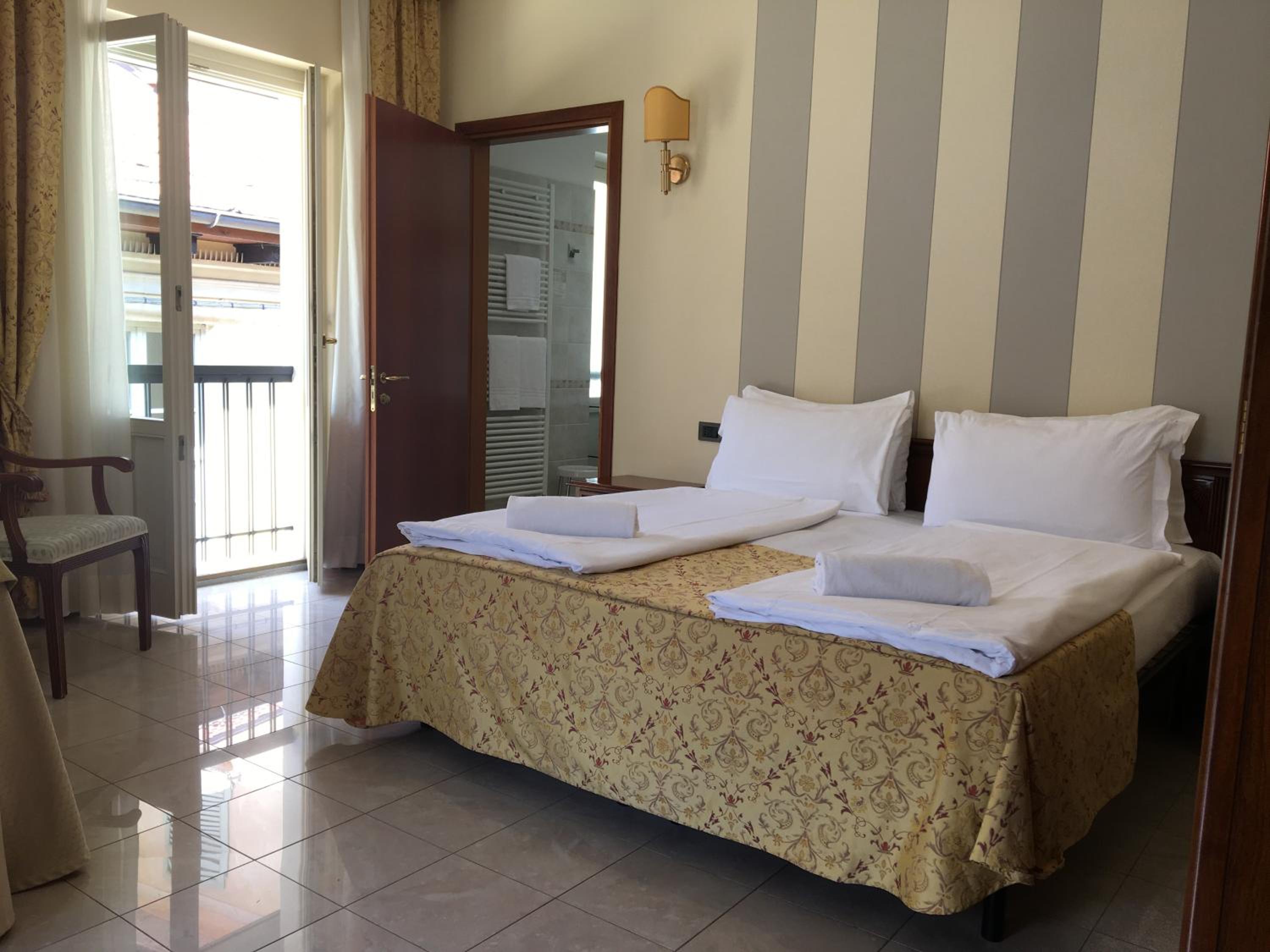 Deluxe Double or Twin Room with Partial Lake View - Photo 8