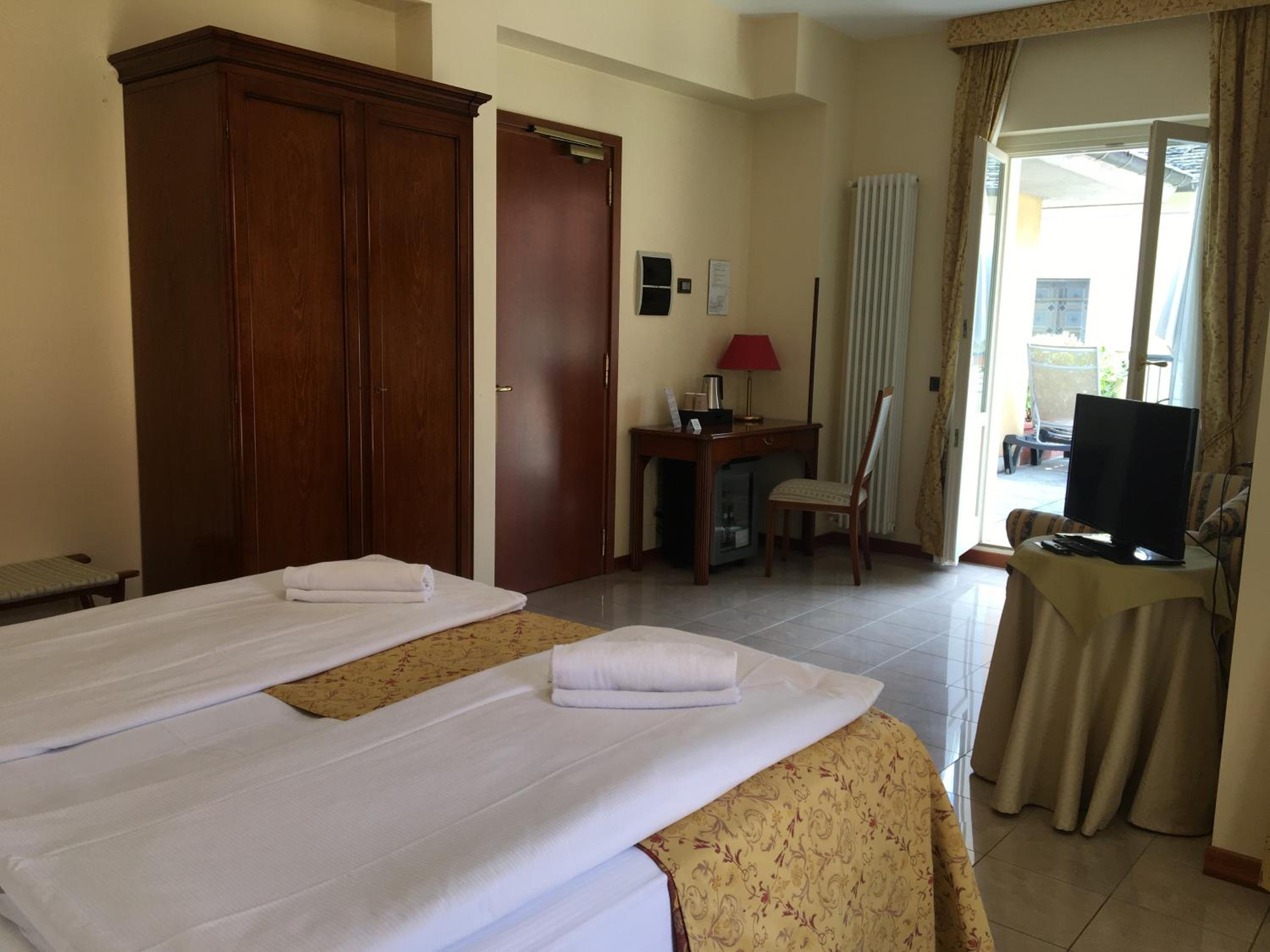 Deluxe Double or Twin Room with Partial Lake View - Photo 7