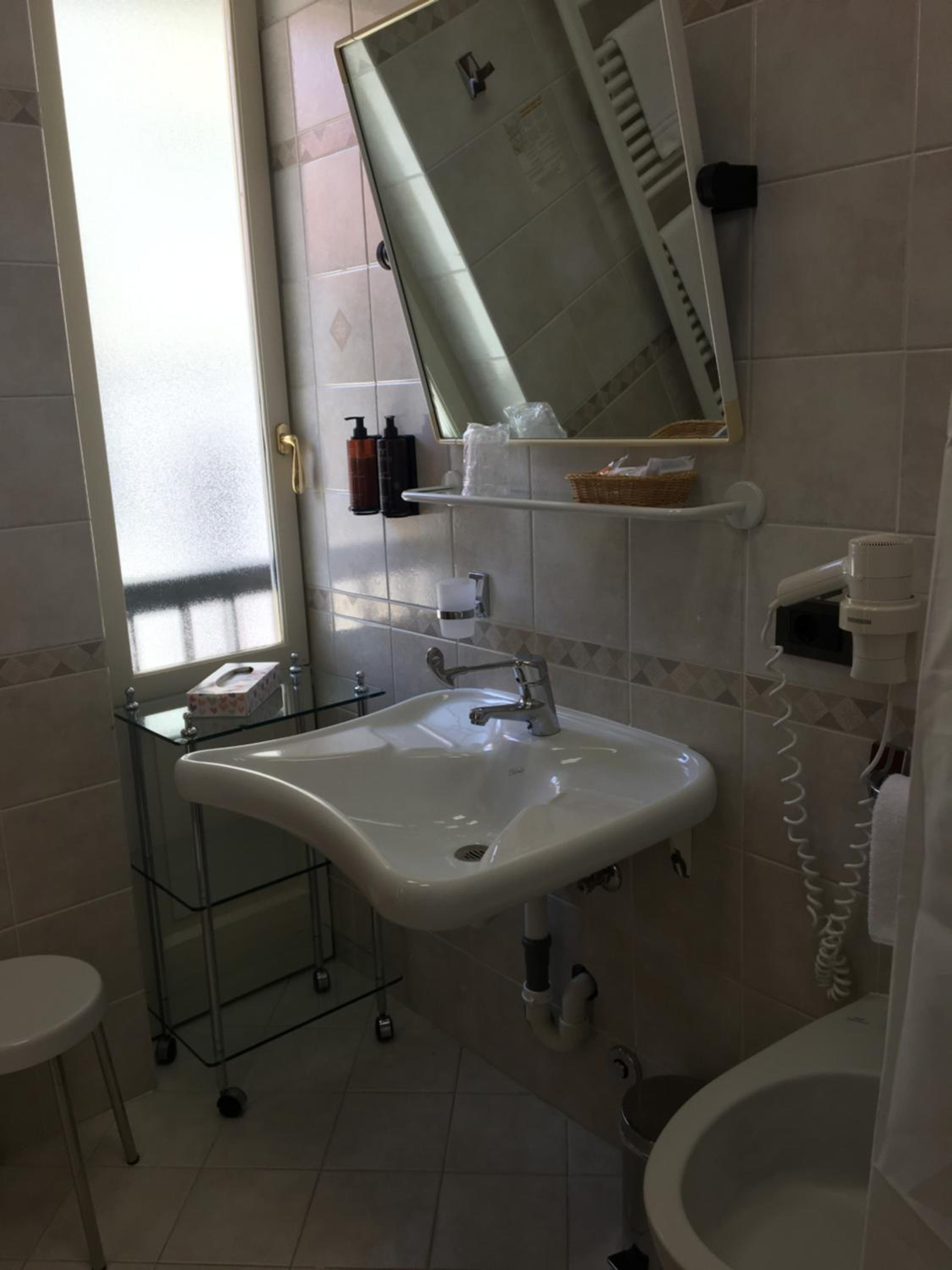 Deluxe Double or Twin Room with Partial Lake View - Photo 6