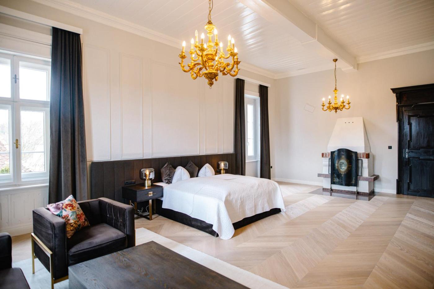 Suite - Photo 1