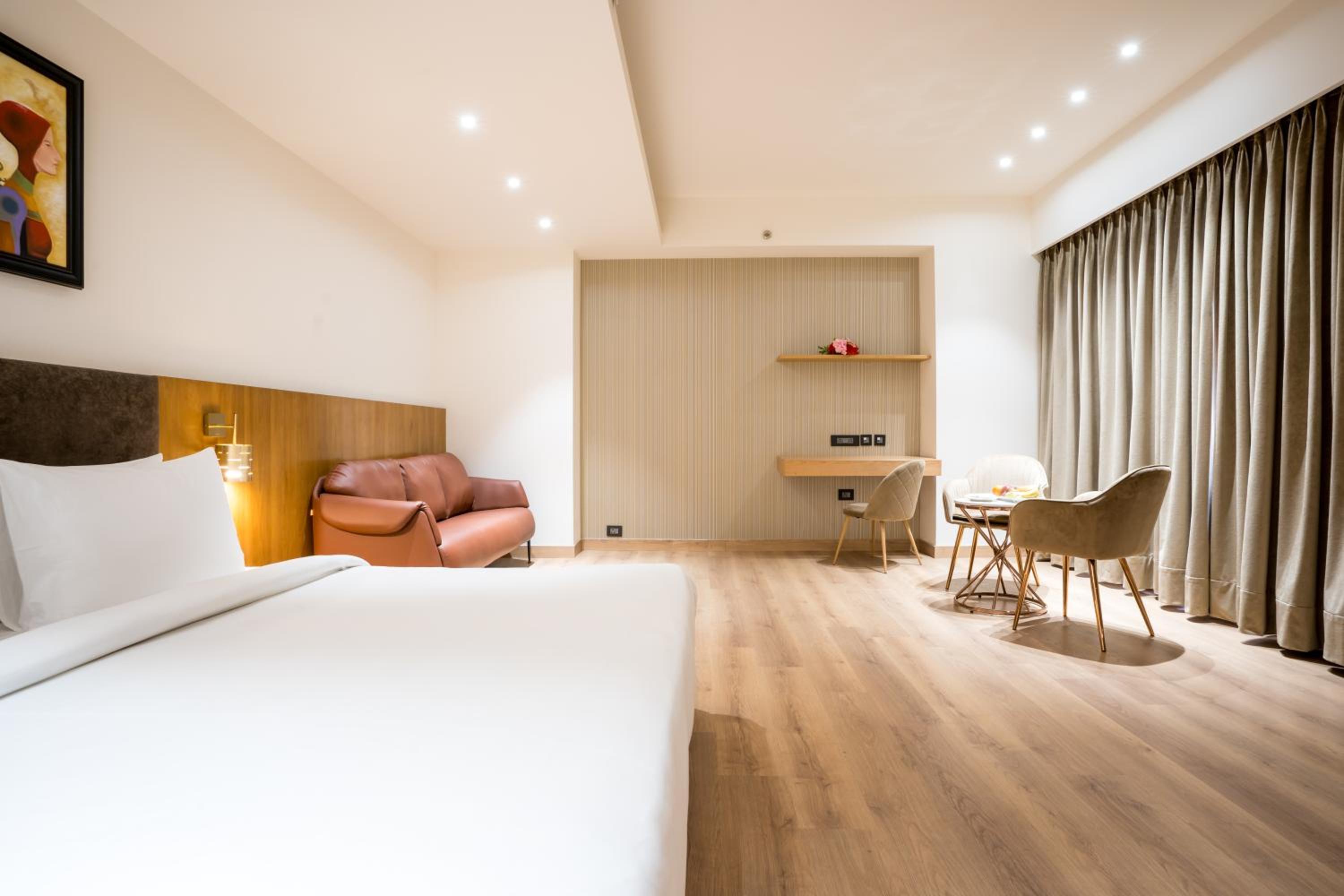 Deluxe King Room - Photo 10