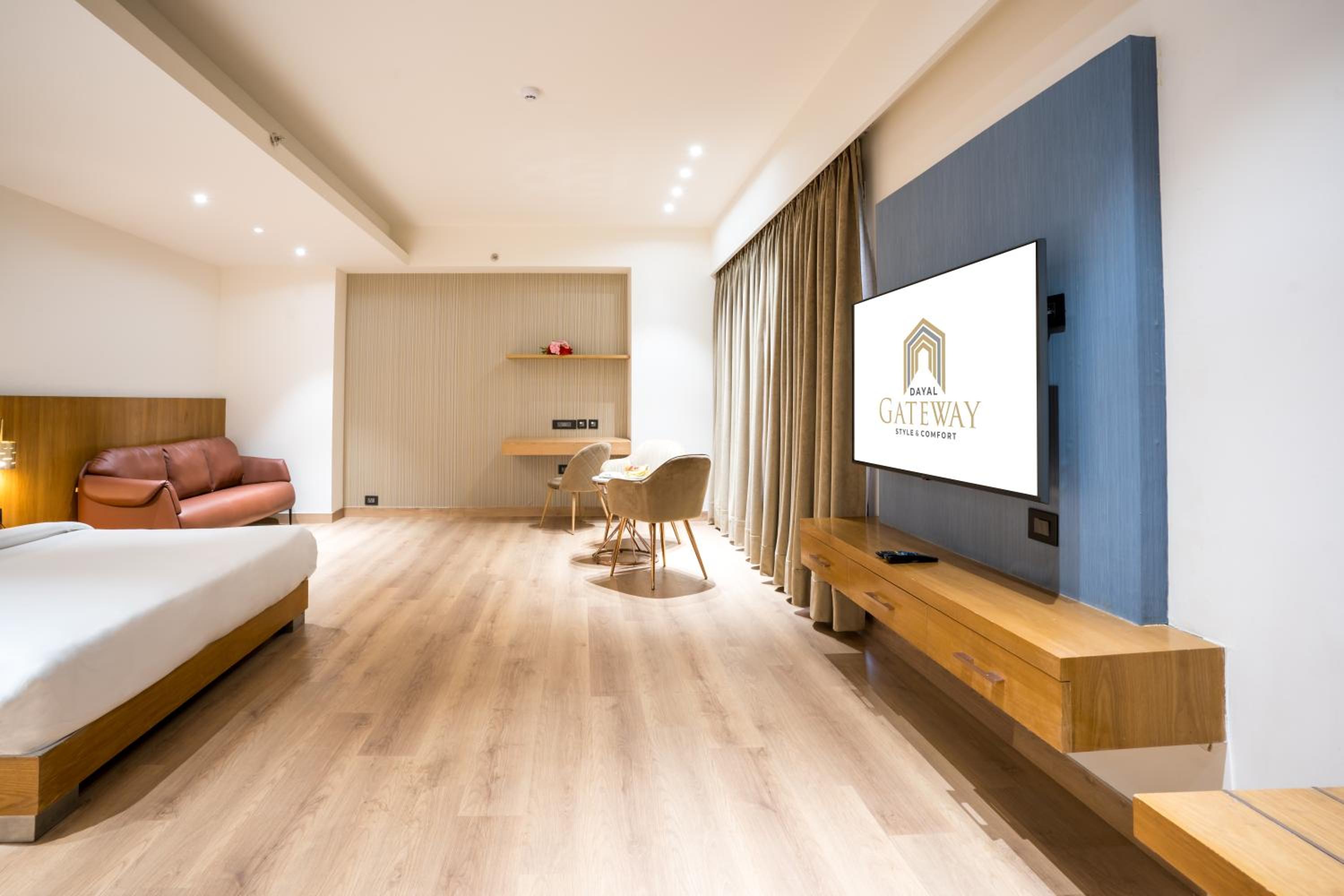 Deluxe King Room - Photo 9