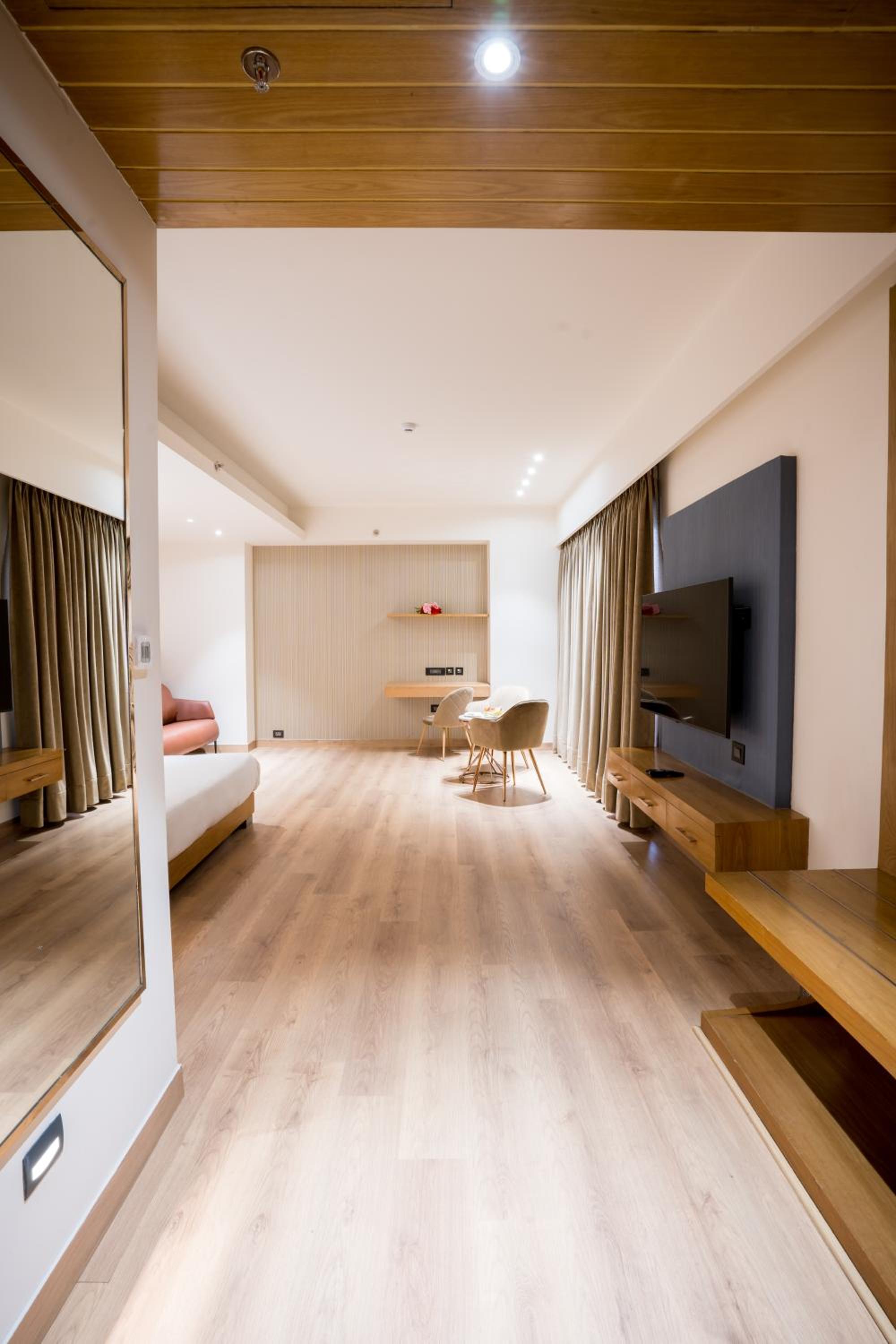 Deluxe King Room - Photo 8