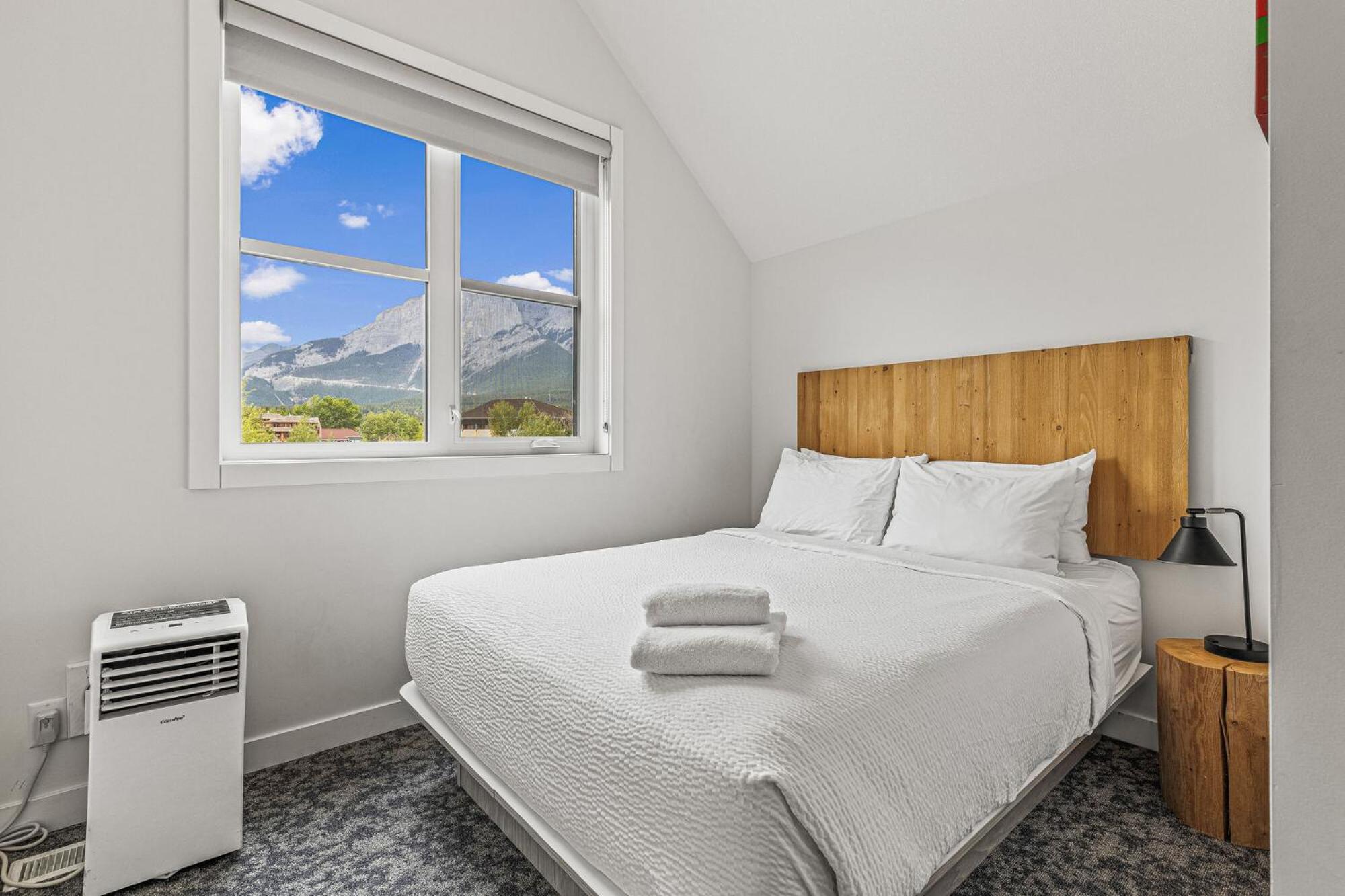 Two-Bedroom Apartment - Pet Friendly - Self Check-In  photo 2
