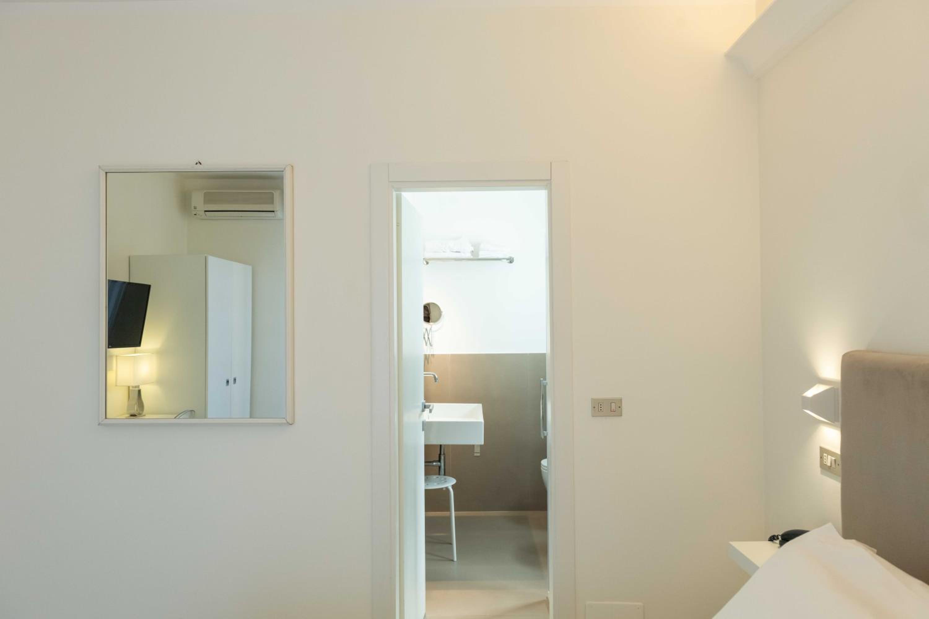 Double or Twin Room with Sea View - Photo 17
