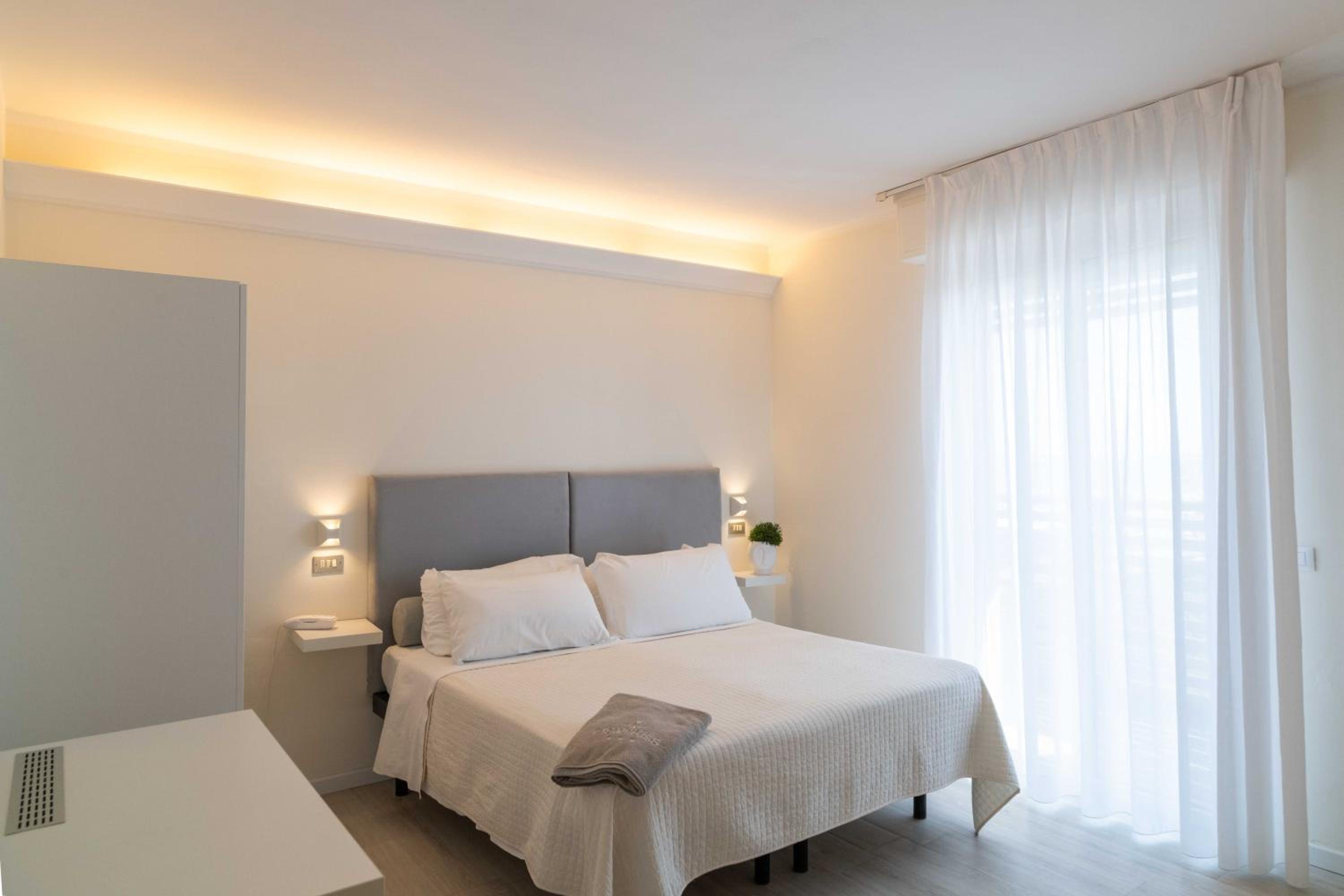 Double Room with Partial Sea View - Photo 3