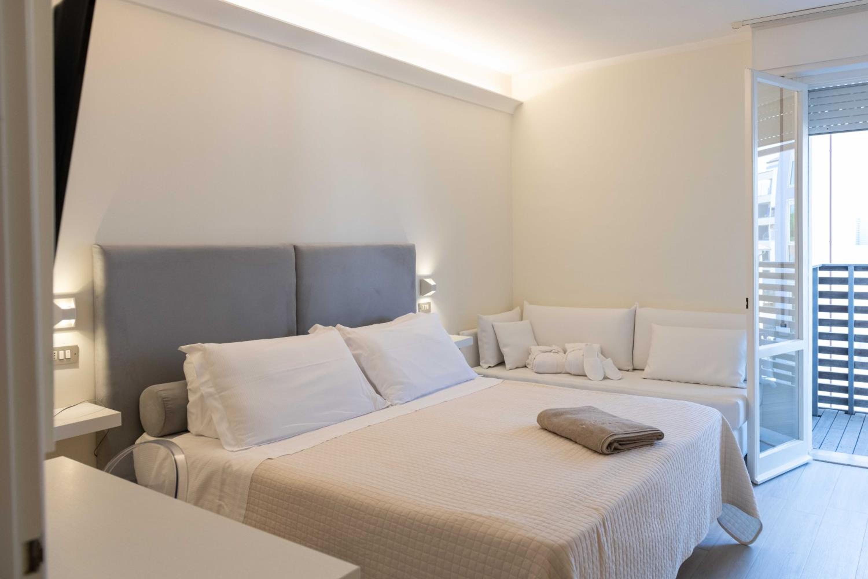 Double Room with Partial Sea View - Photo 2