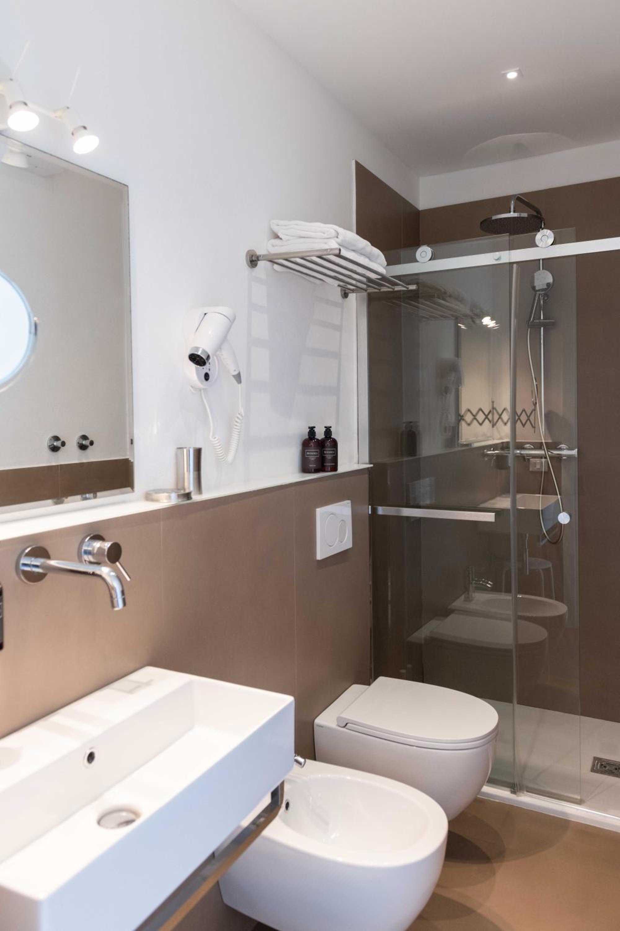 Double or Twin Room with Sea View - Photo 18