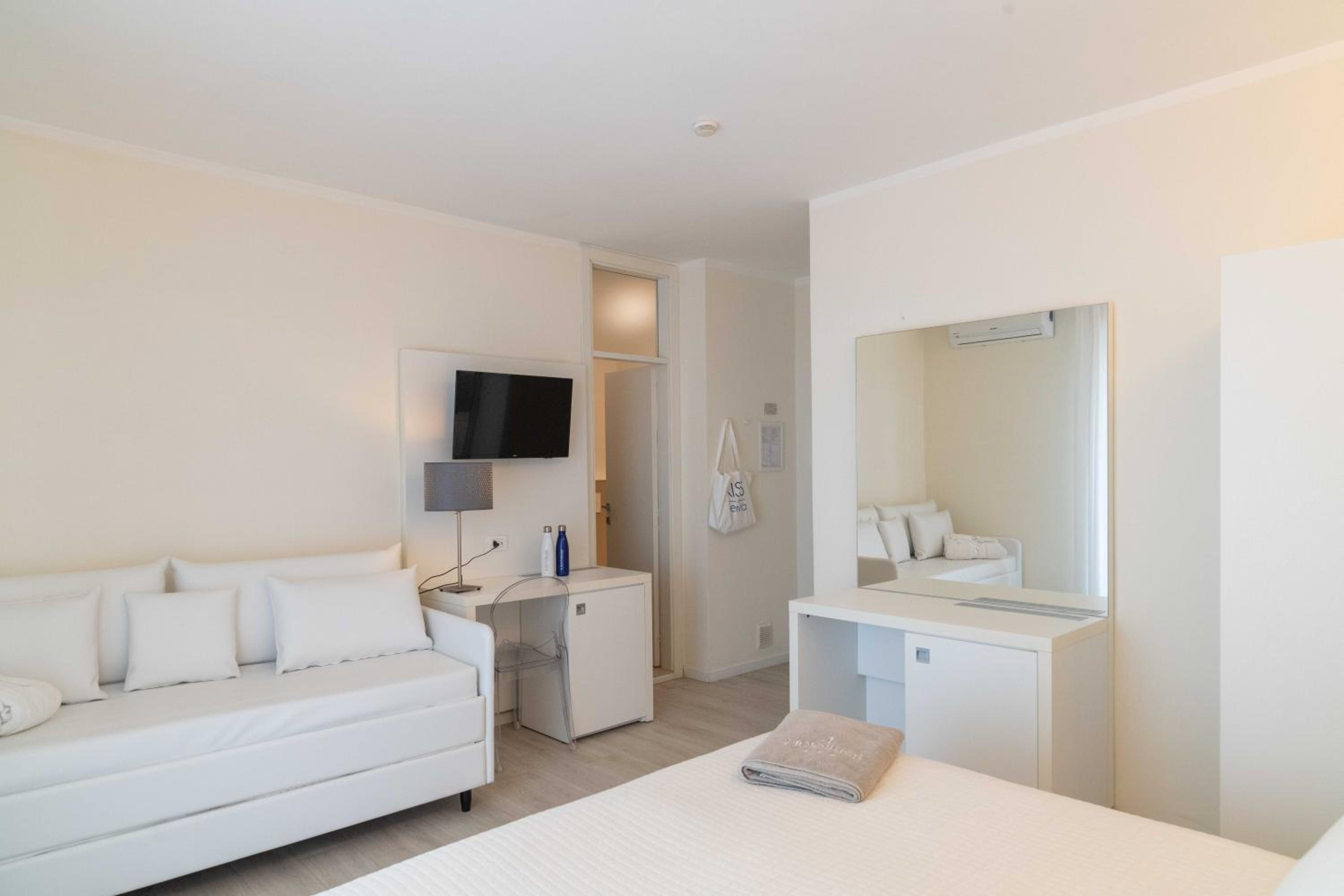 Triple Room with Balcony - Photo 2