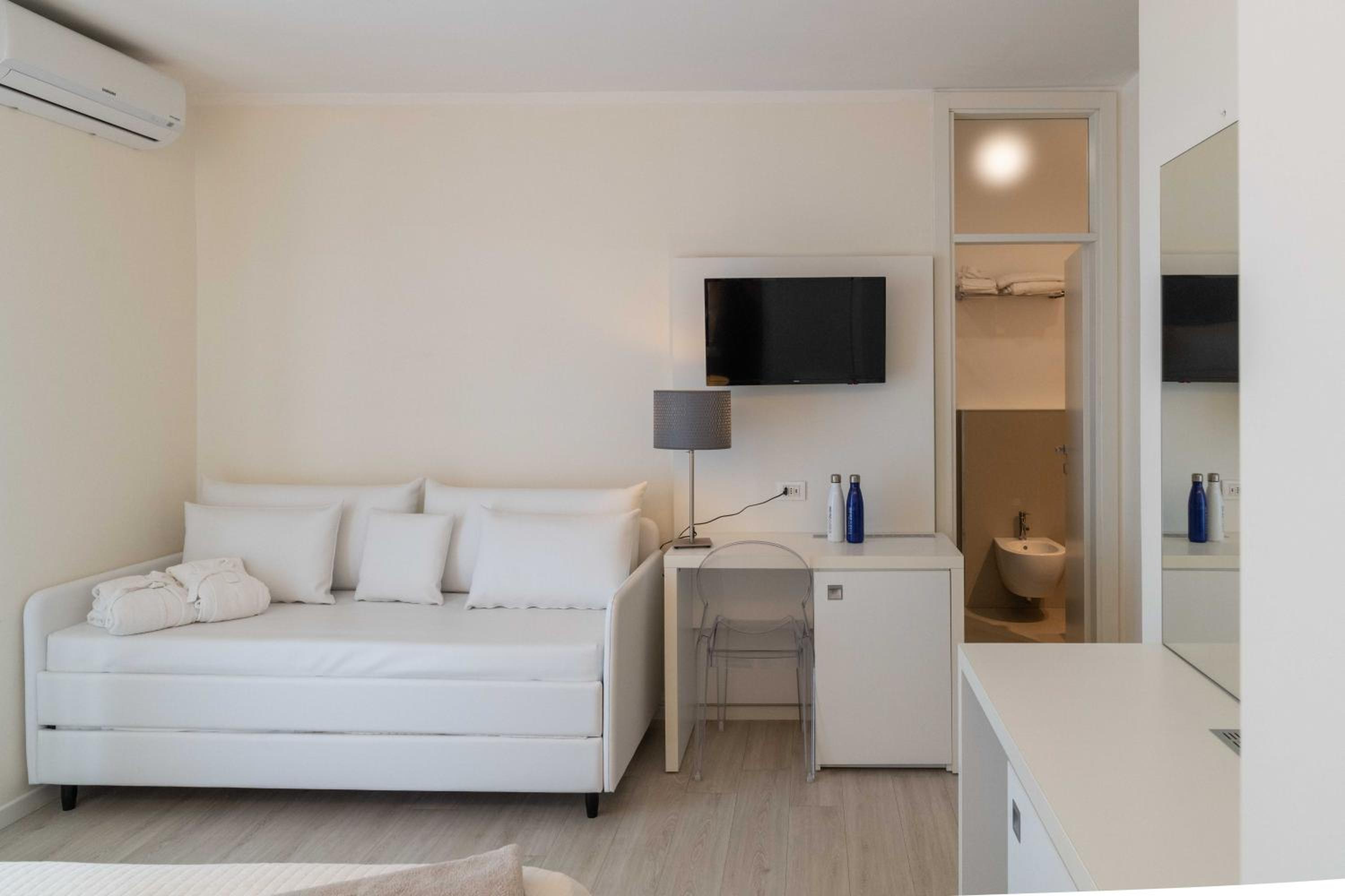 Deluxe Triple Room with Sea View - Photo 3