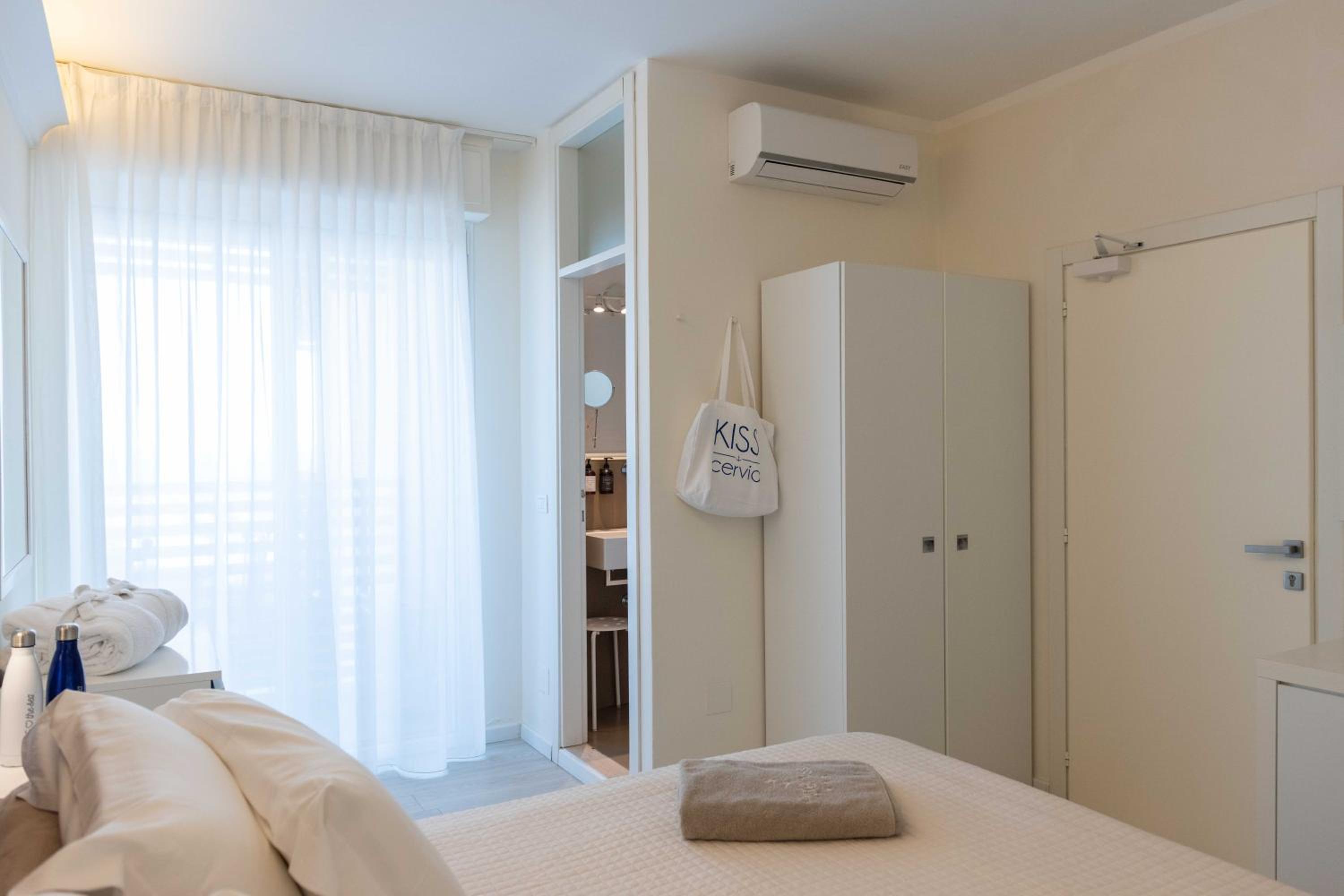 Double or Twin Room with Sea View - Photo 19