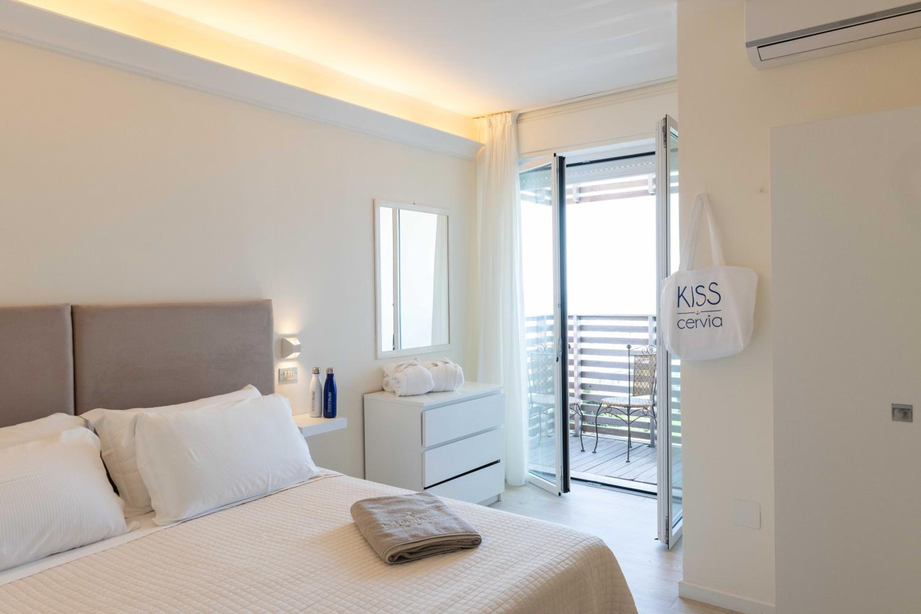Double or Twin Room with Sea View - Photo 1