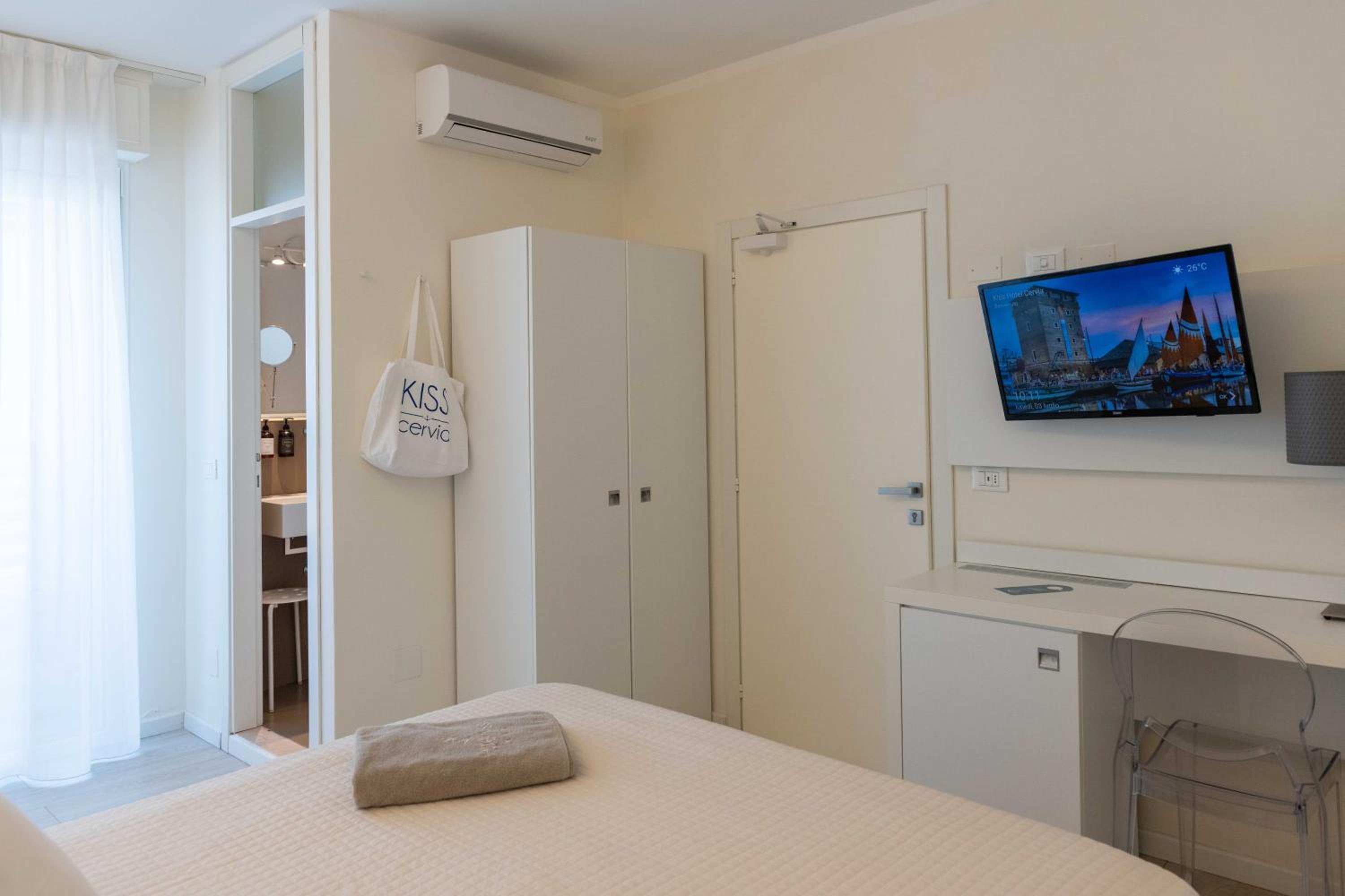 Double or Twin Room with Sea View - Photo 28