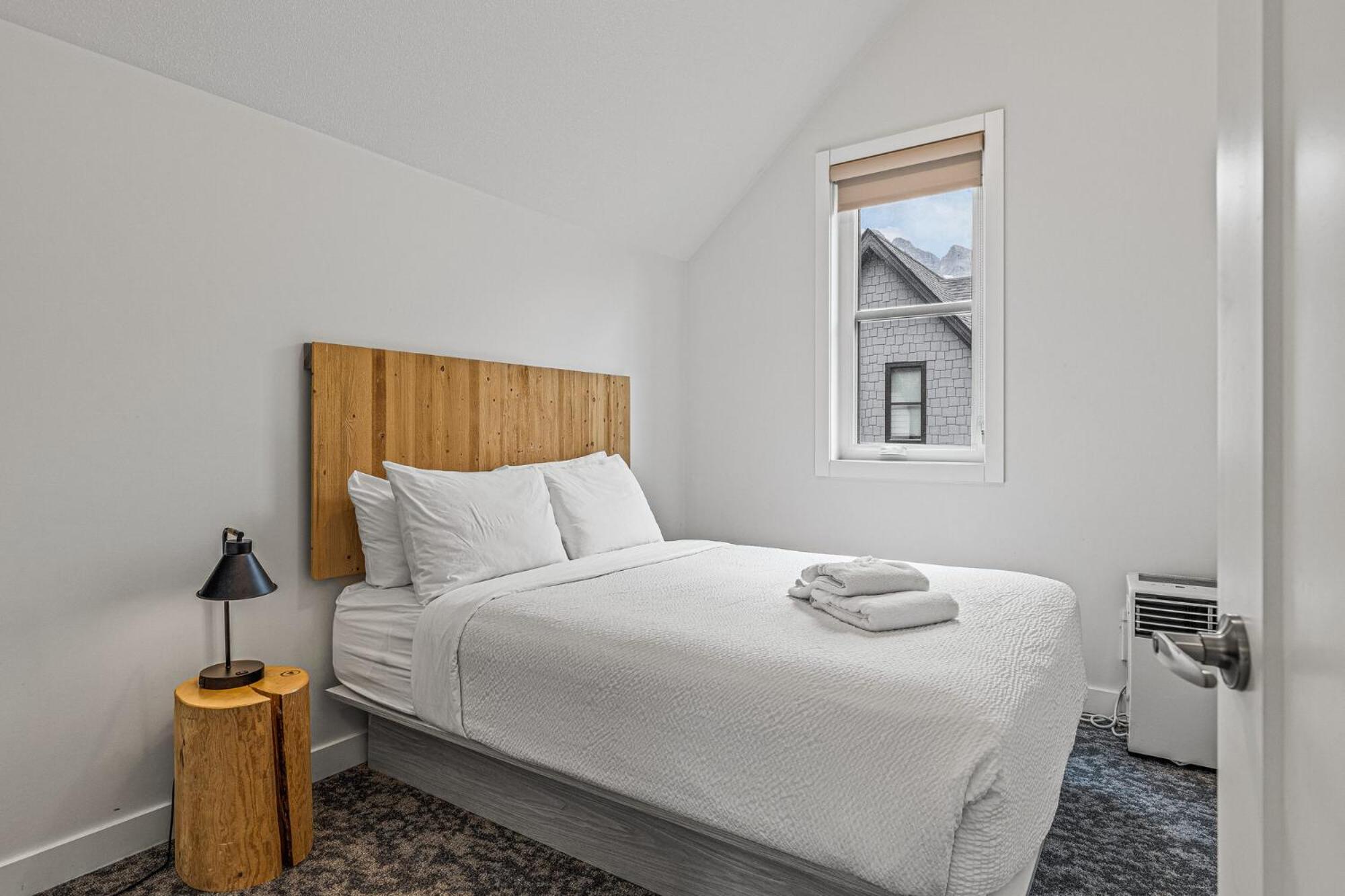 Three-Bedroom Apartment - Pet Friendly - Self Check-In  photo 1