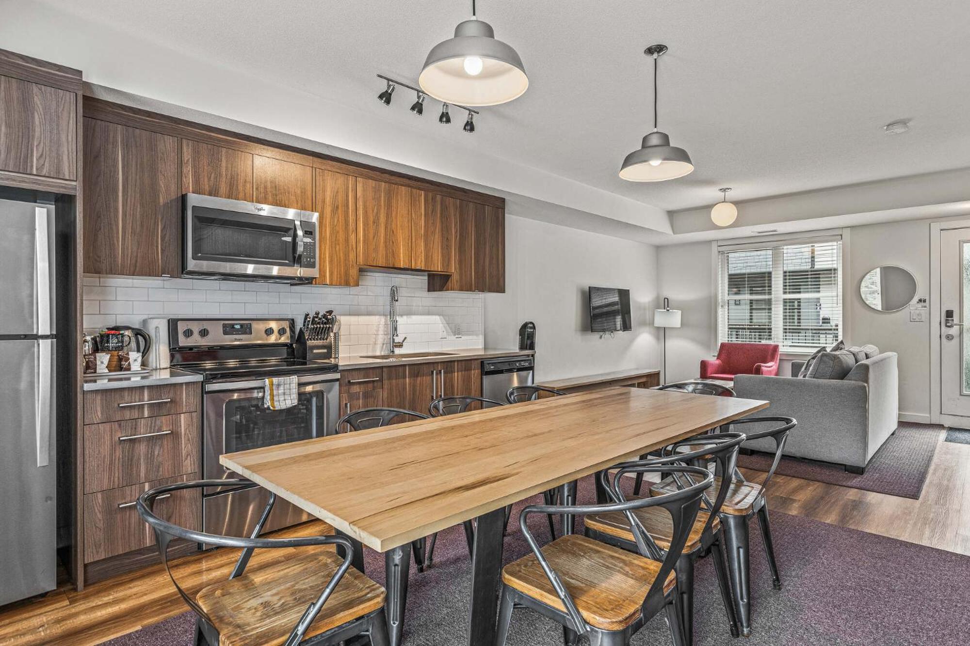 Three-Bedroom Apartment - Pet Friendly - Self Check-In  photo 2