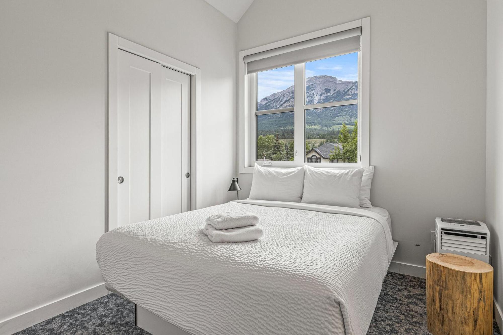Three-Bedroom Apartment - Pet Friendly - Self Check-In  photo 3