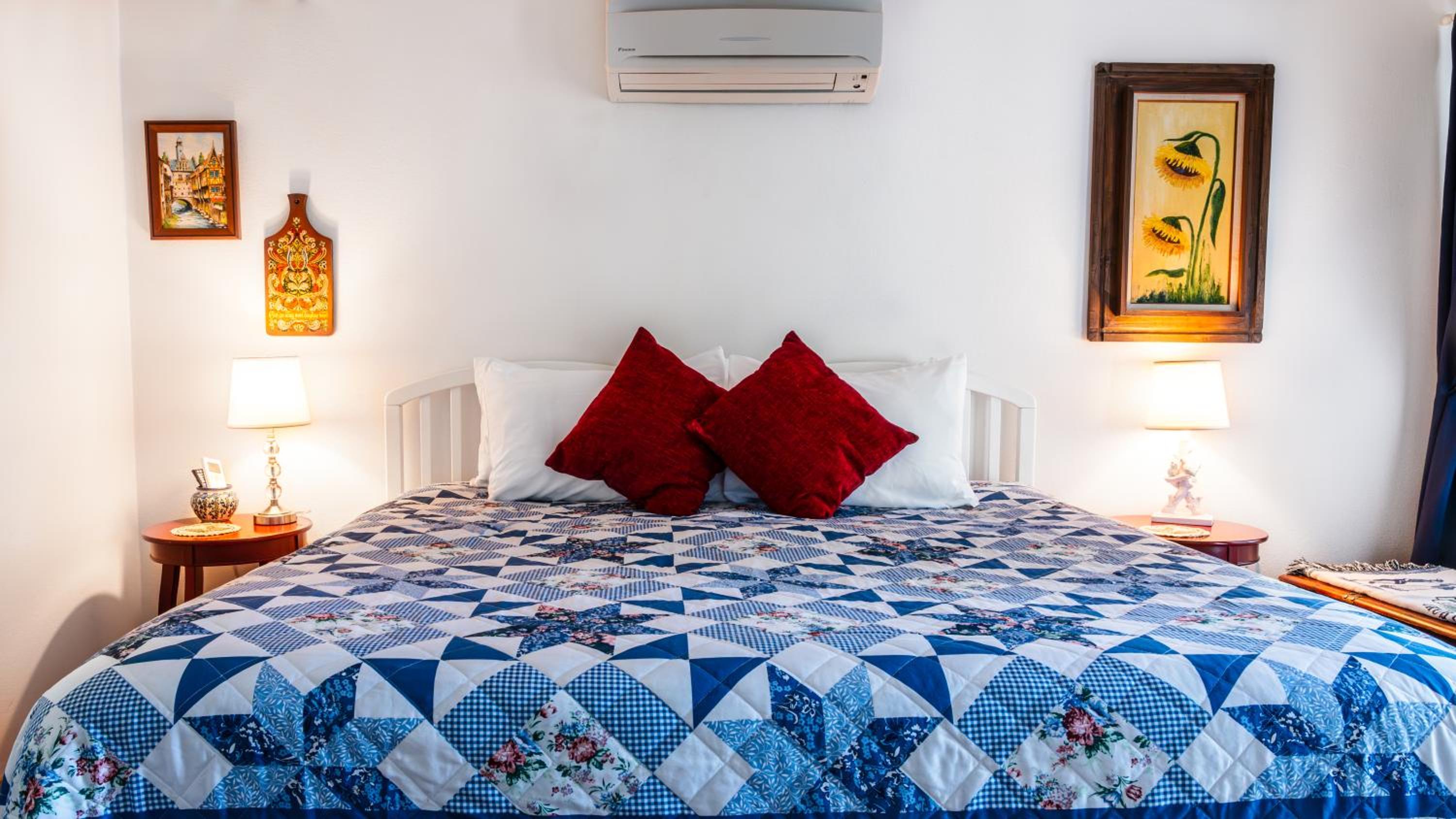 King Room With Roll-In Shower - Disability Access/Pet-Friendly photo 3