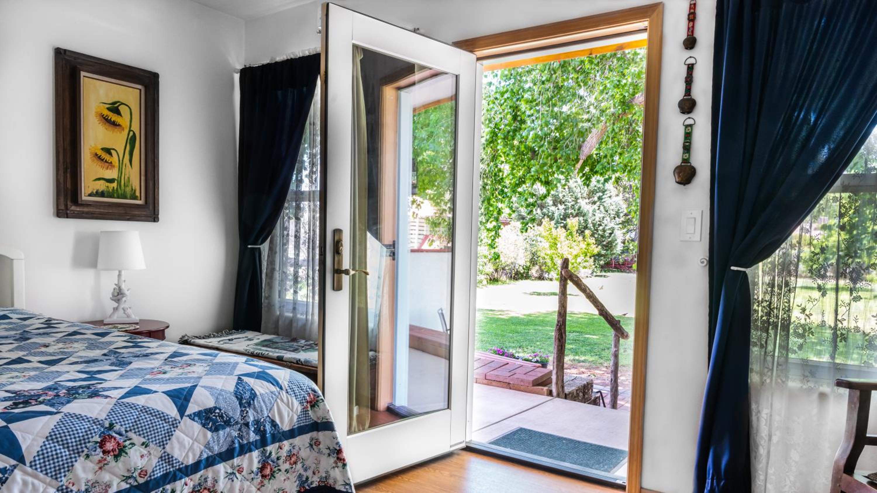 King Room With Roll-In Shower - Disability Access/Pet-Friendly photo 2