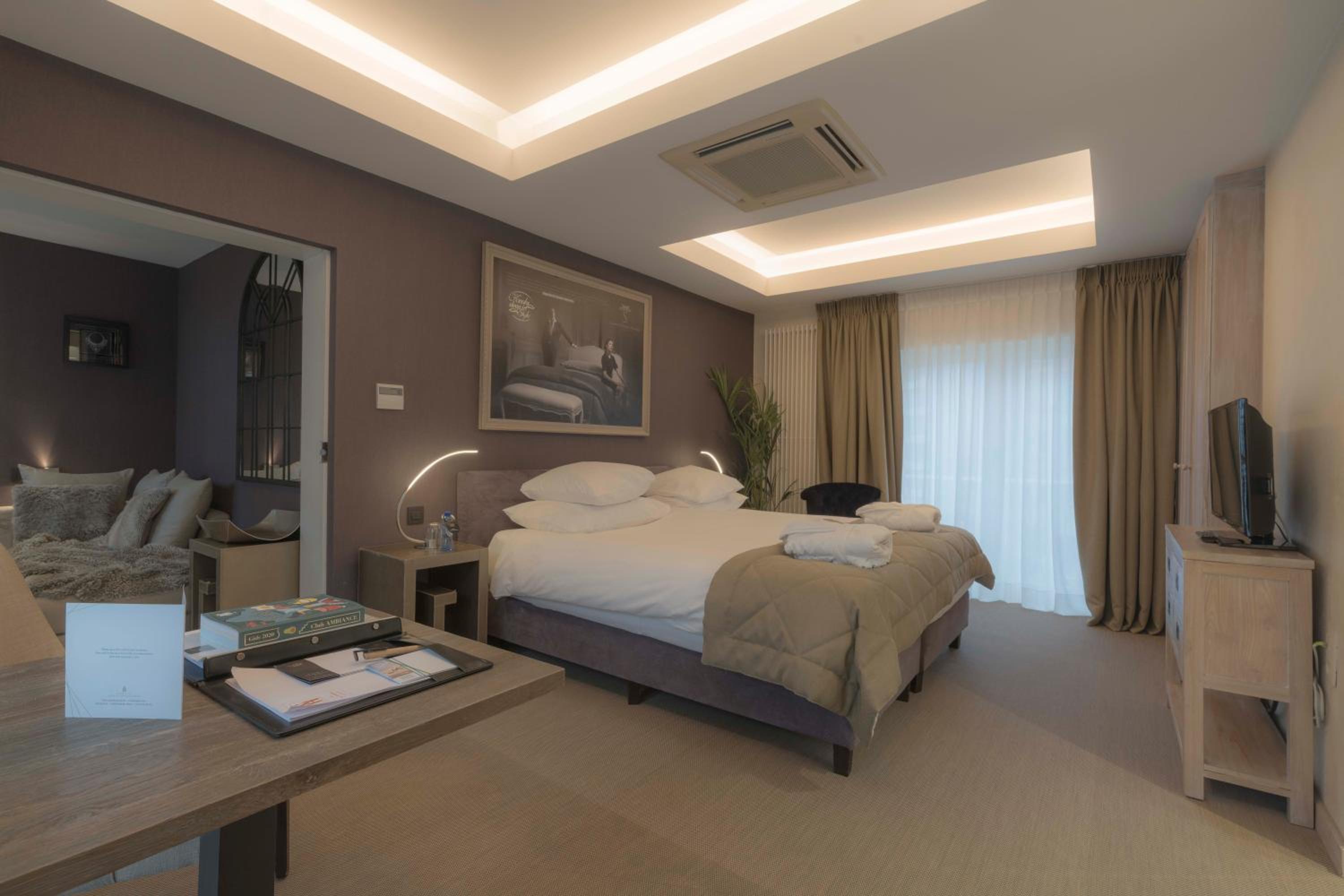 Deluxe Double Room with Balcony photo 3