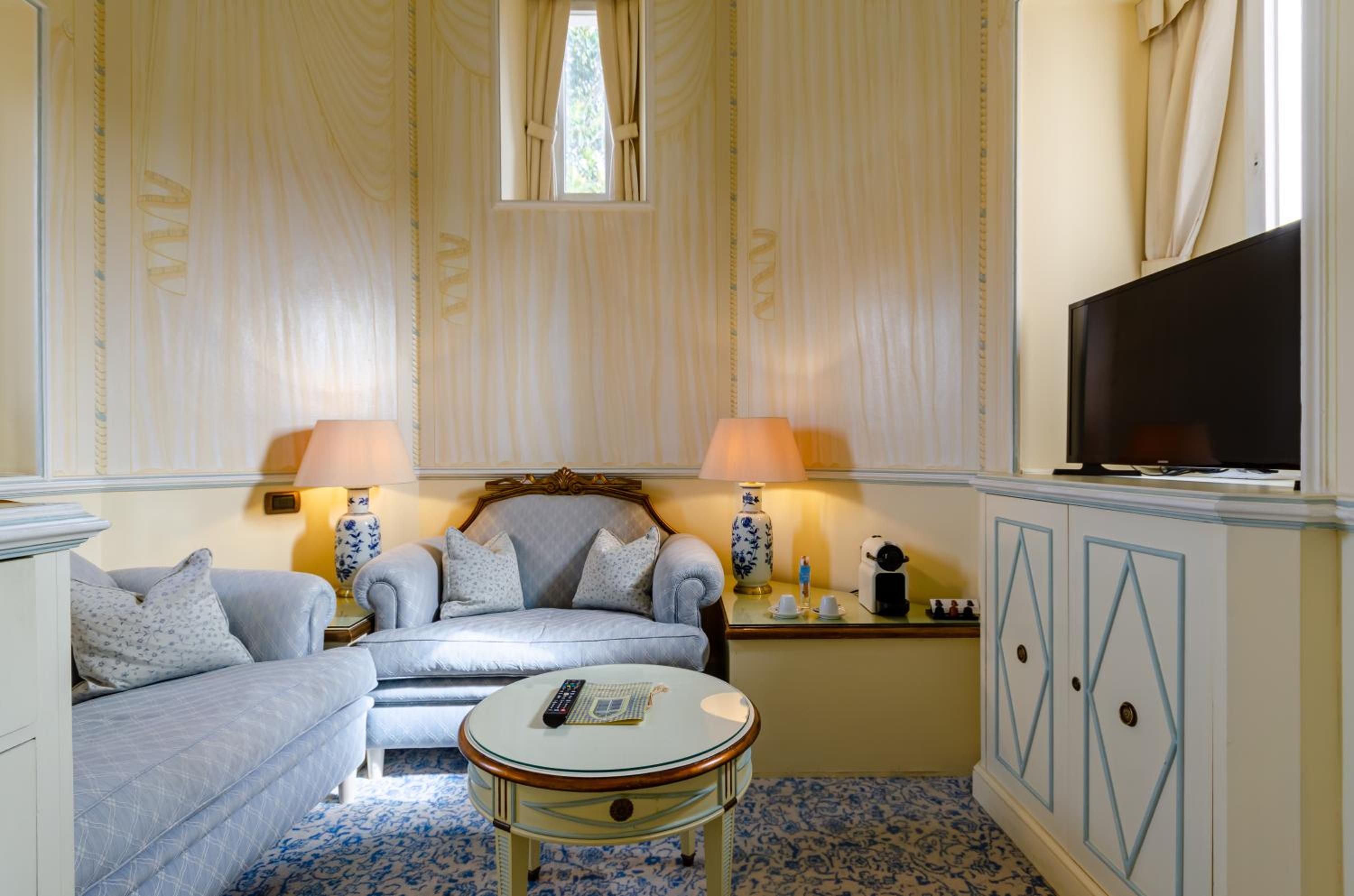 Palace Deluxe Room - Photo 10