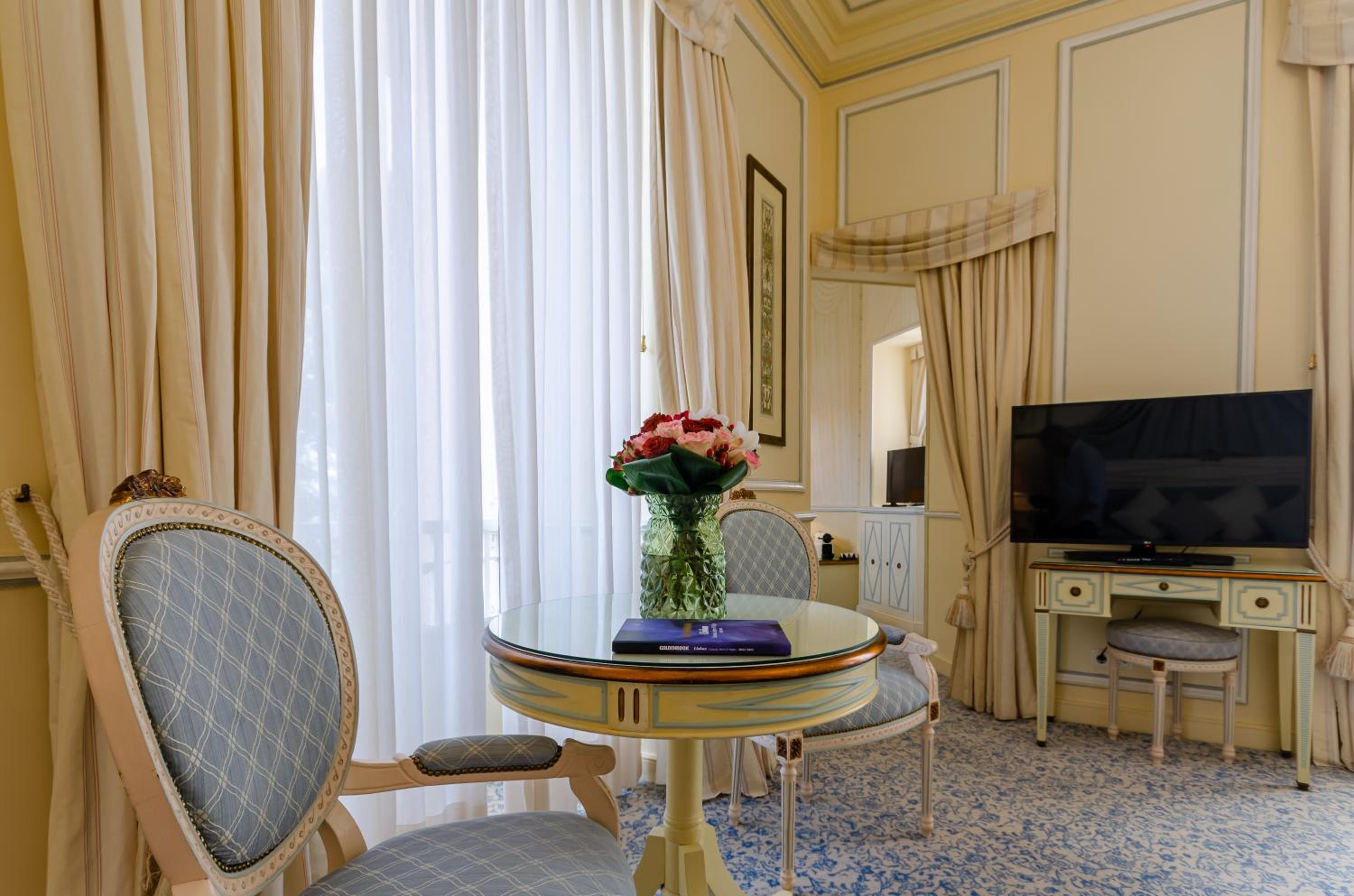 Palace Deluxe Room - Photo 11