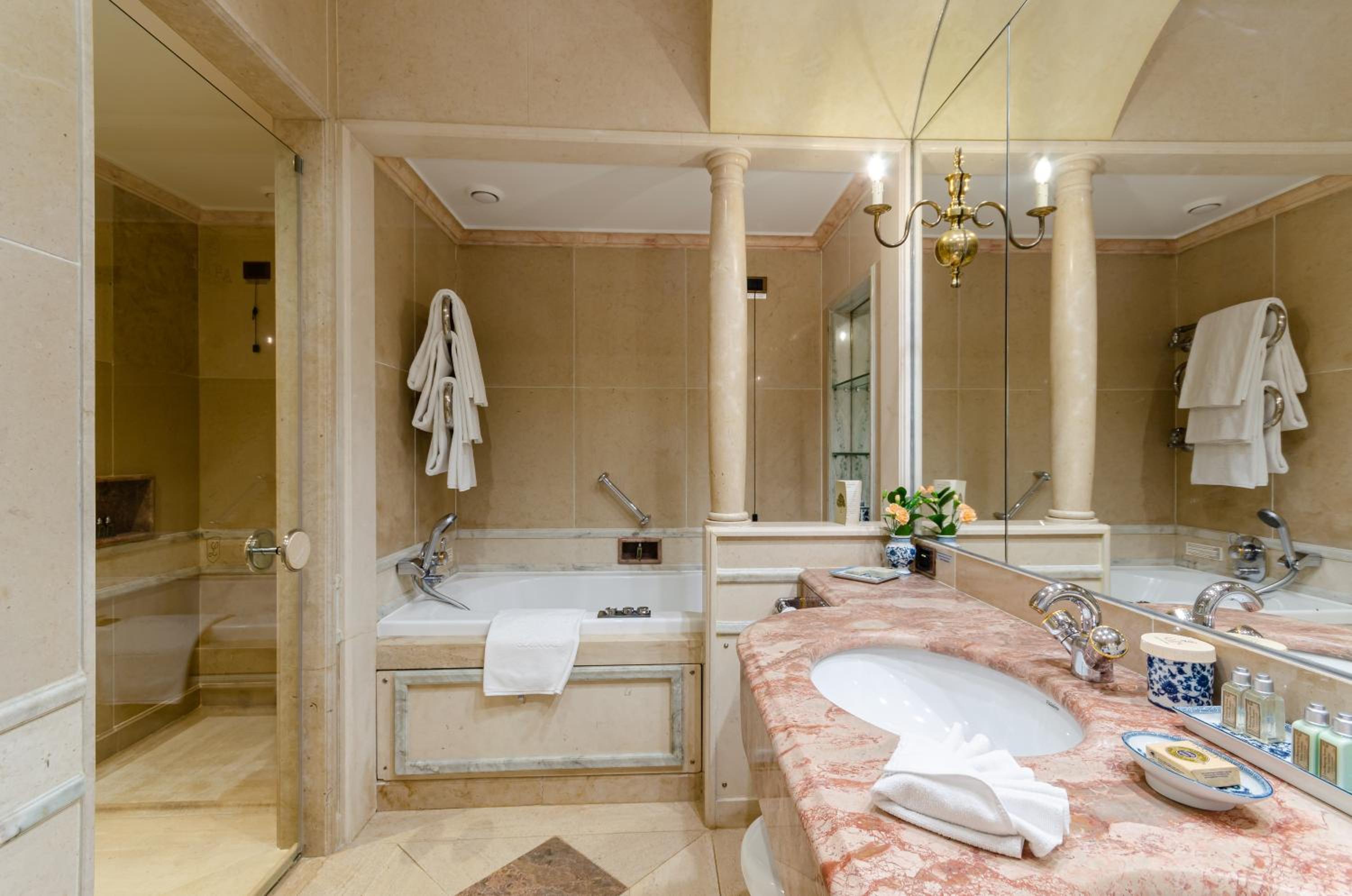 Palace Deluxe Room - Photo 22