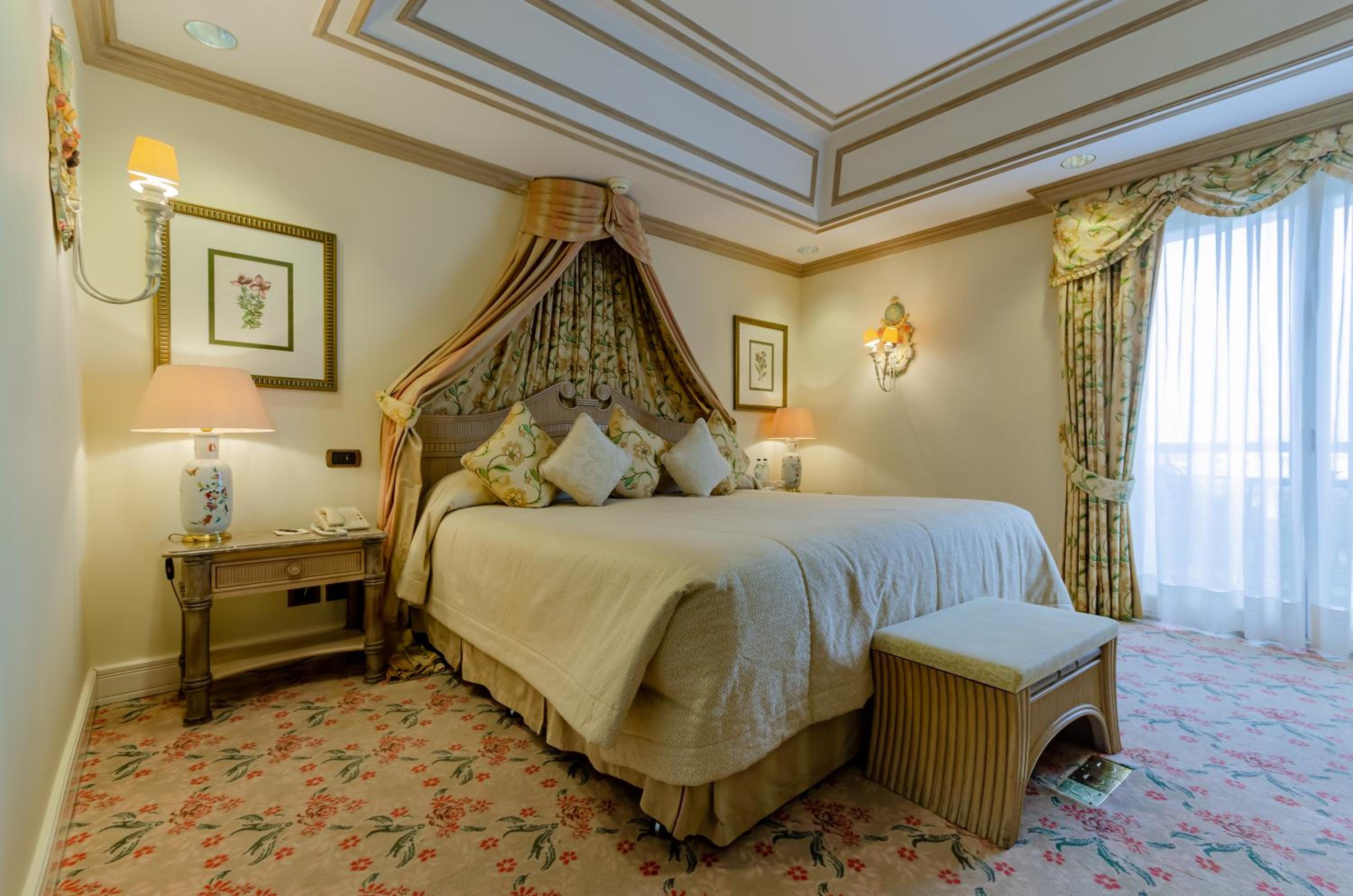 Palace Deluxe Room - Photo 12