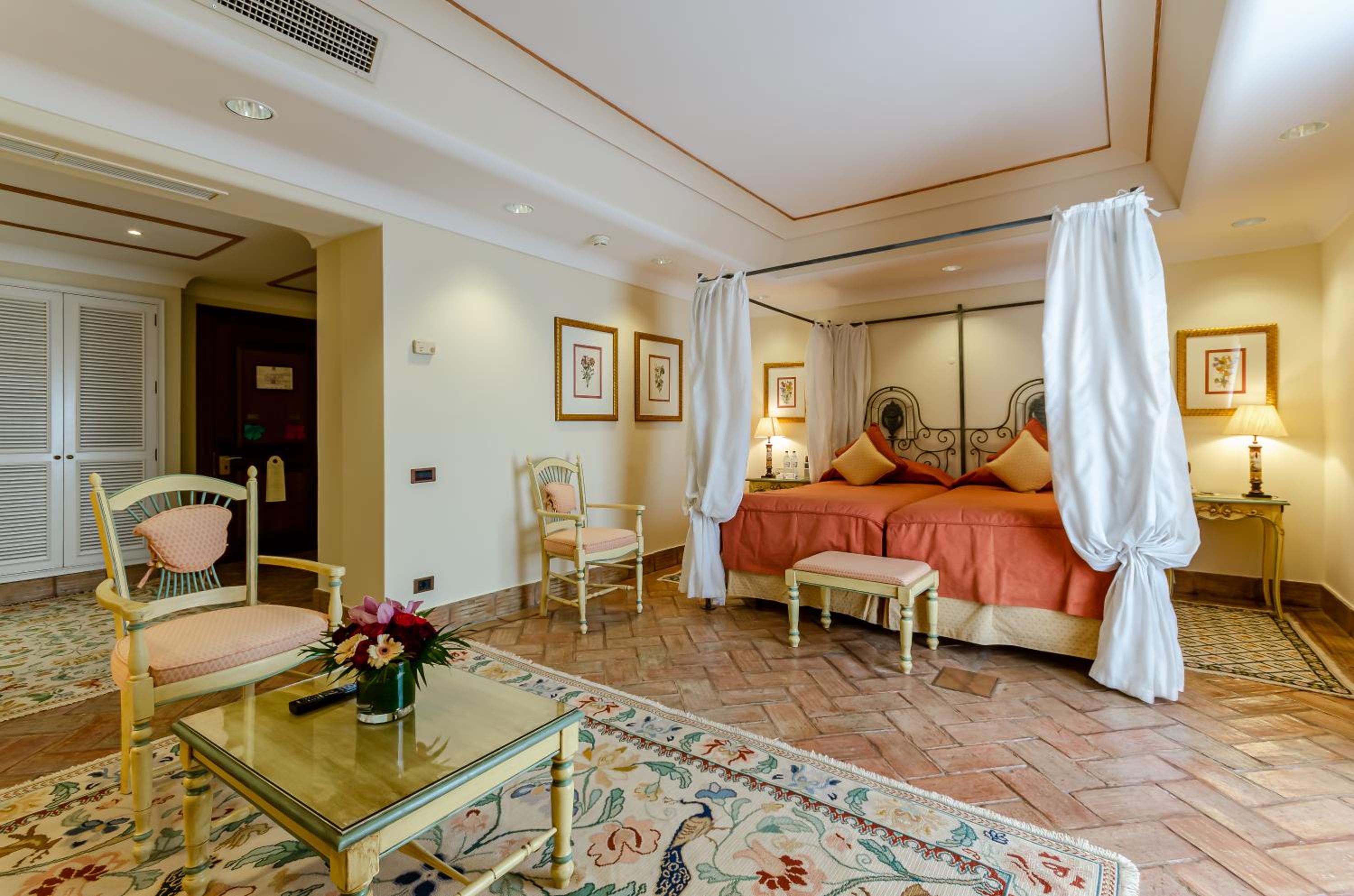 Palace Deluxe Room - Photo 15