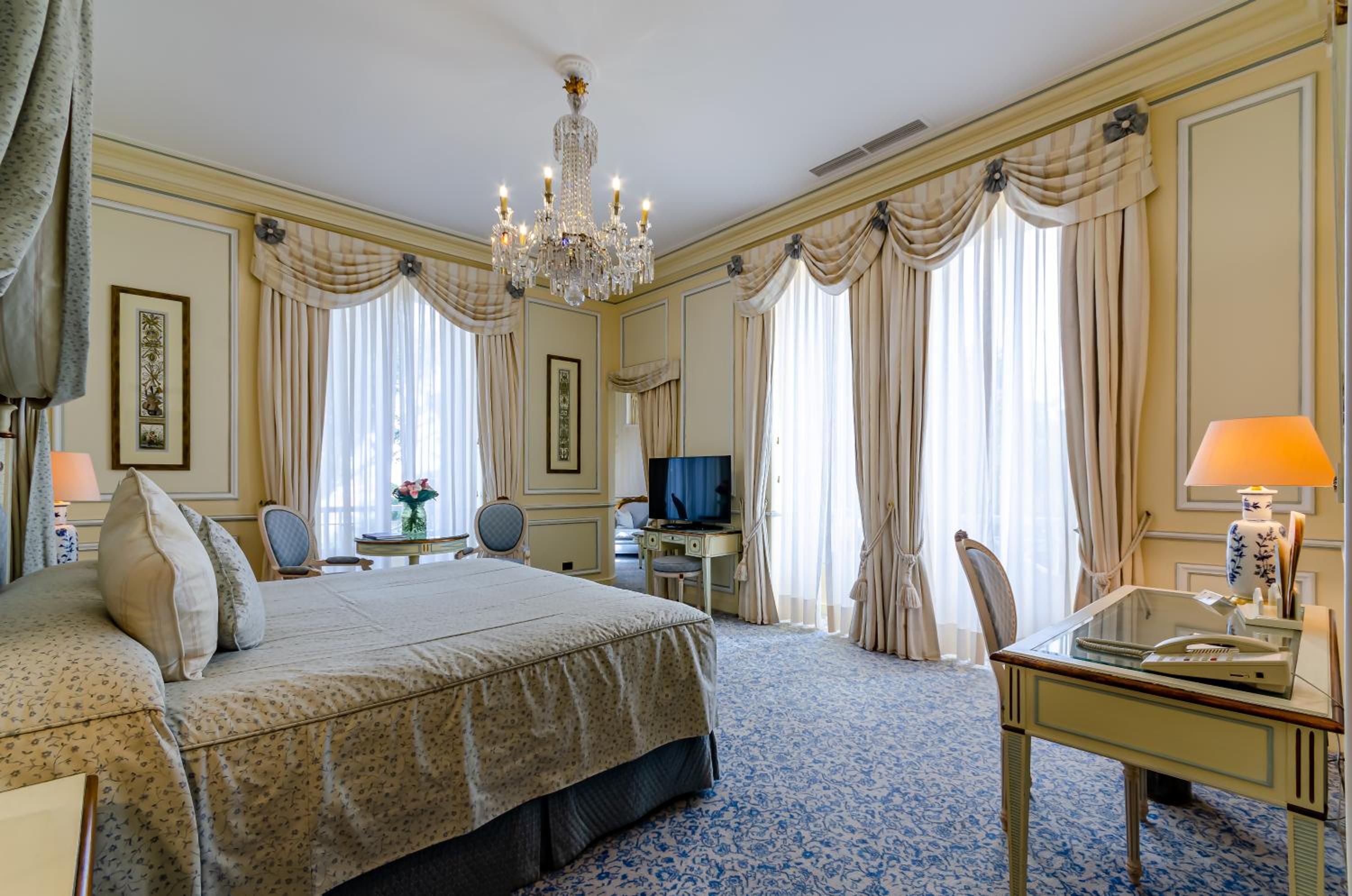 Palace Deluxe Room - Photo 9