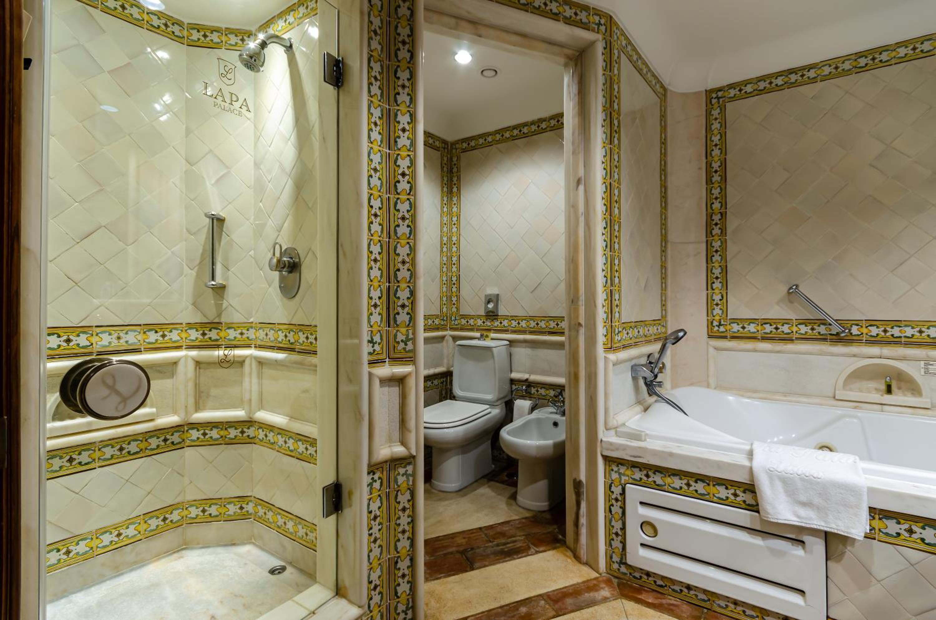 Palace Deluxe Room - Photo 24