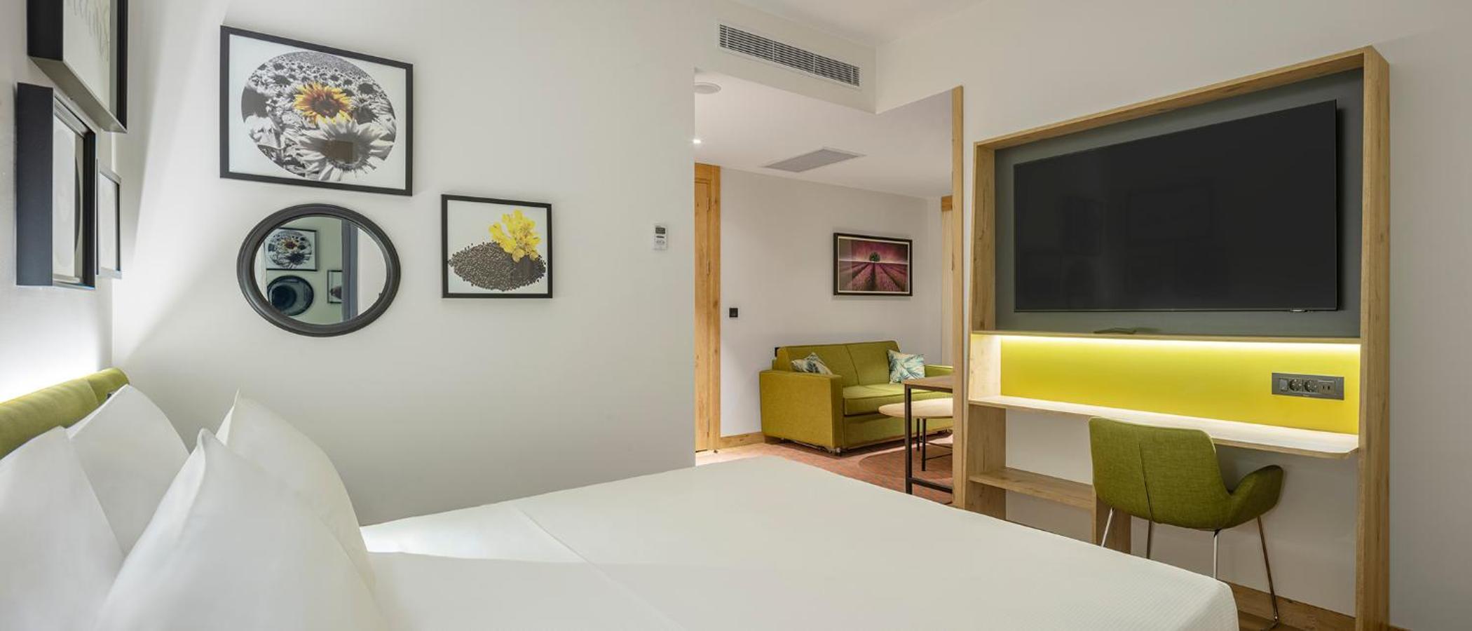 Corner King Room with Sofa Bed - Non-Smoking - Photo 6