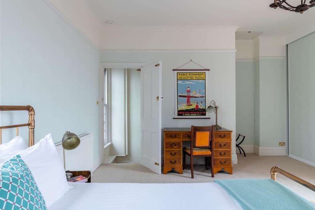 Four-Bedroom House photo 1