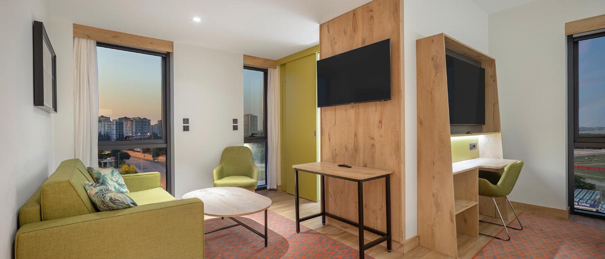 Corner King Room with Sofa Bed - Non-Smoking - Photo 2