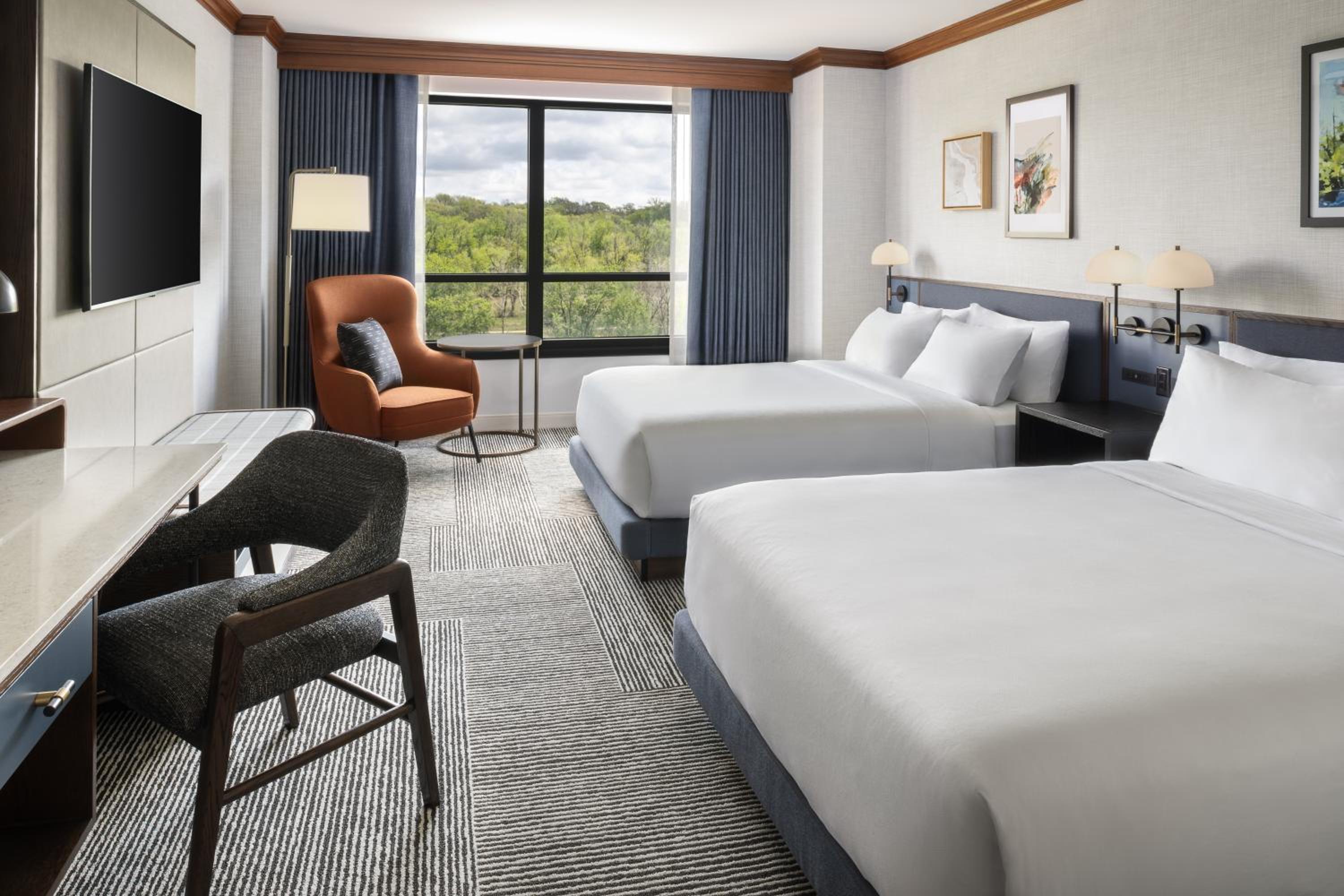 Queen Room with Two Queen Beds and River View - Photo 3