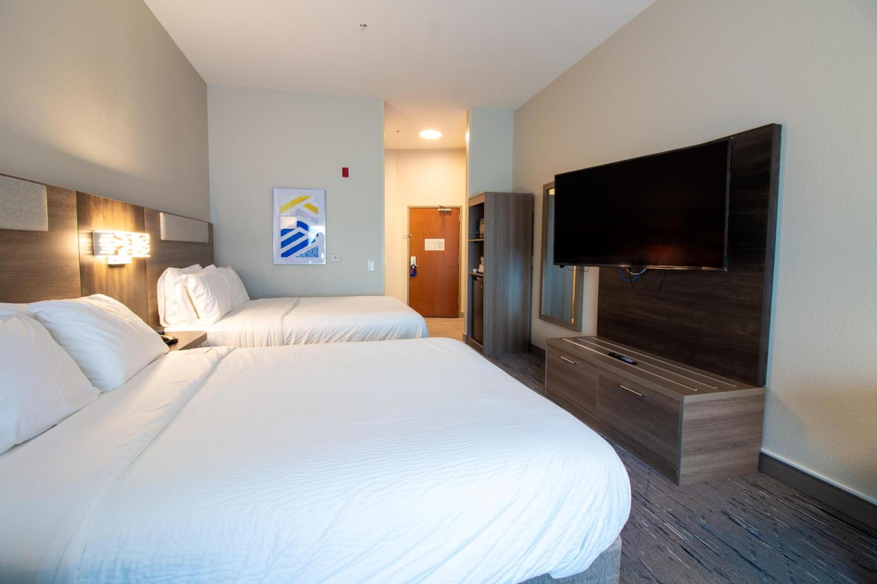 Standard Queen Room with Two Queen Beds - Photo 10