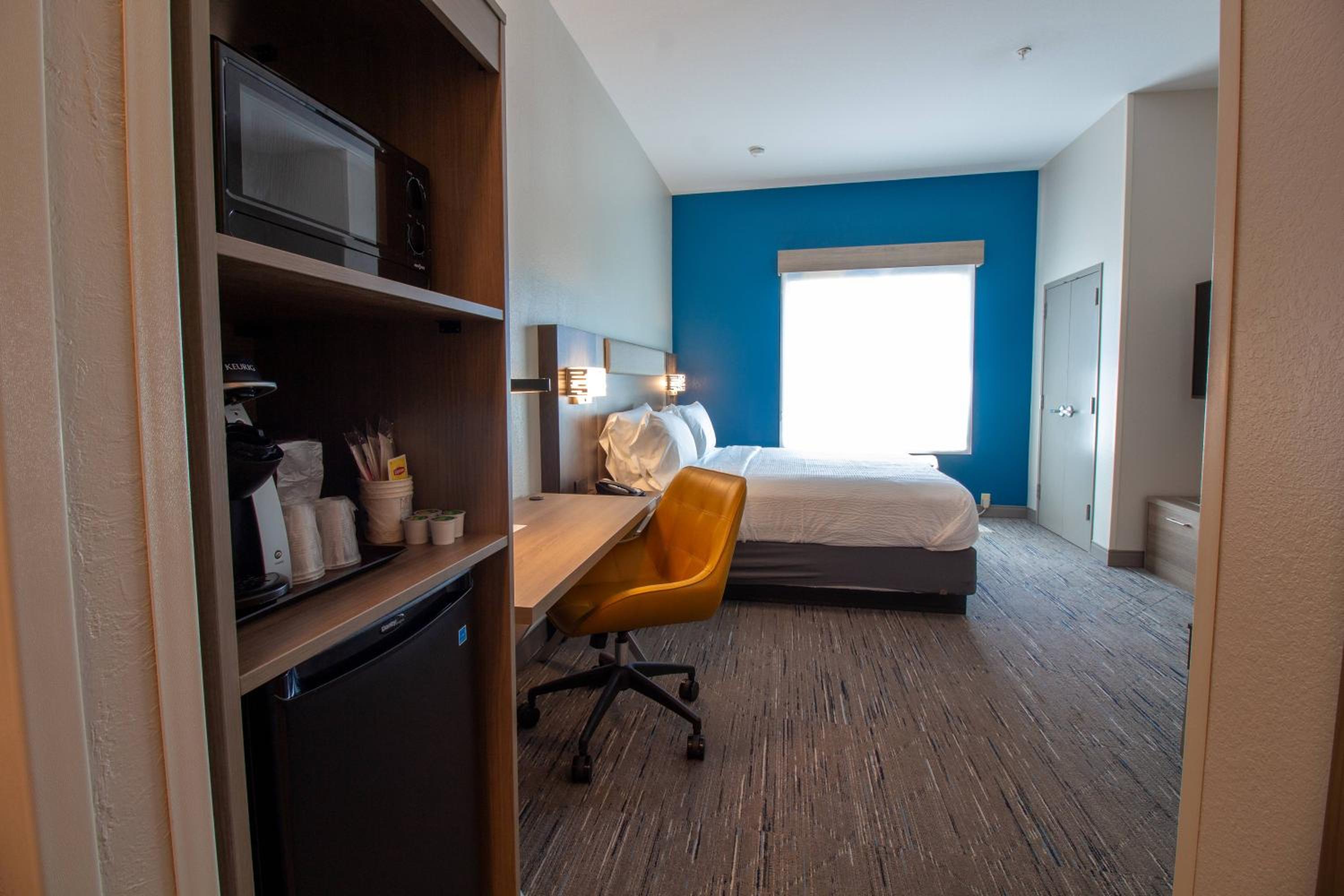 Standard King Room - Photo 14