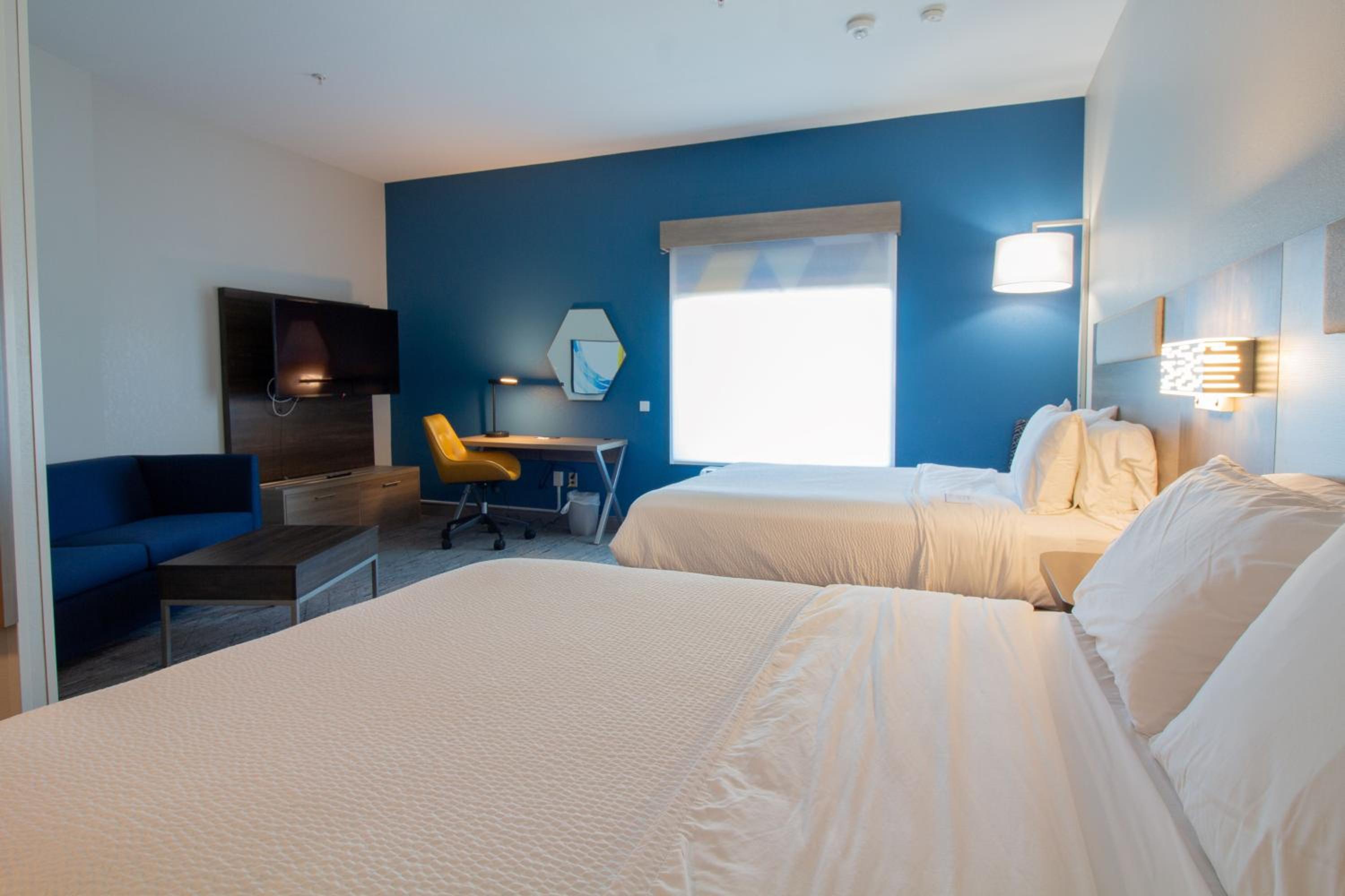 Standard Queen Room with Two Queen Beds - Photo 9