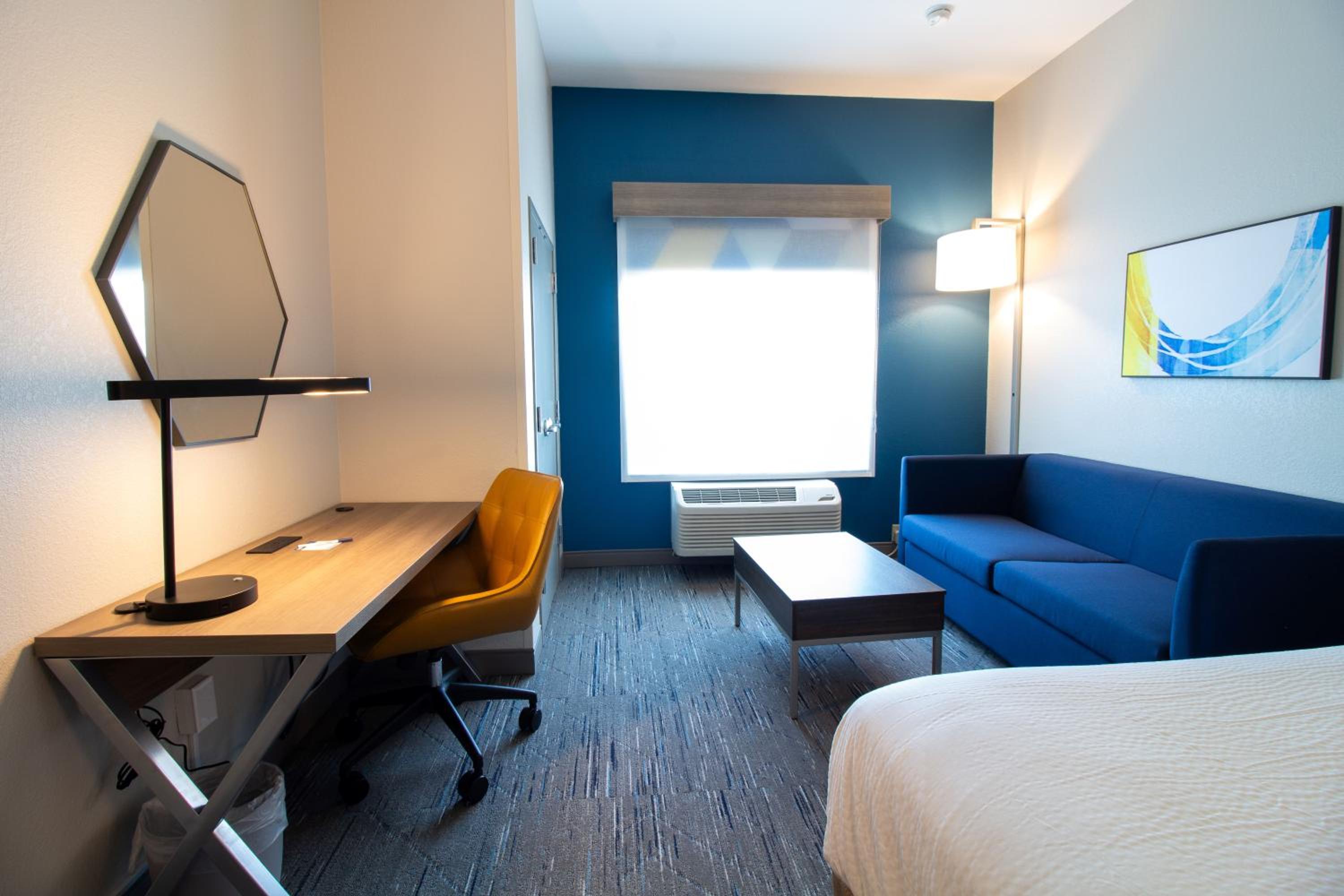 Standard King Room with Roll-In Shower - Communications Access - Photo 2