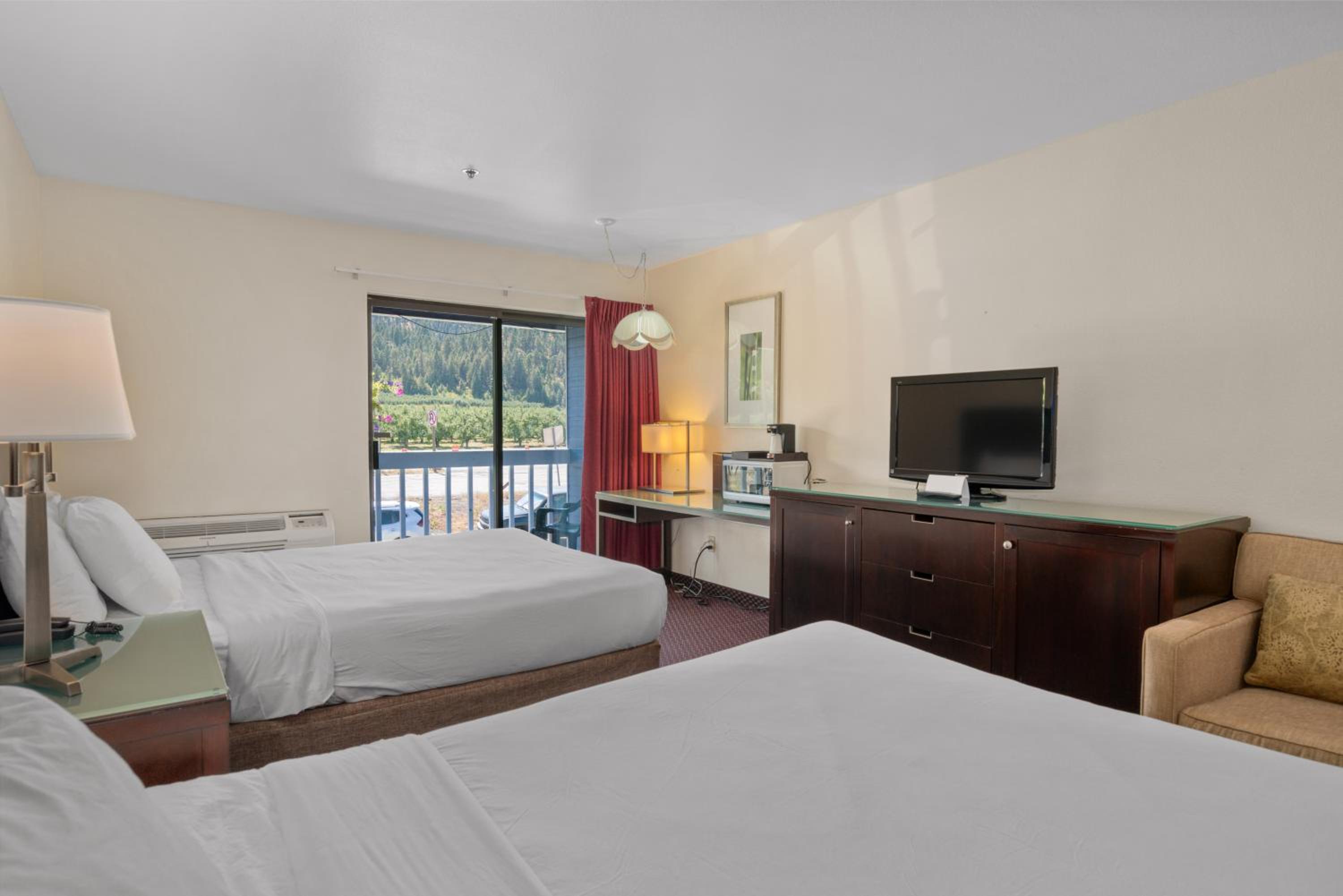 Queen Room with Two Queen Beds with Balcony photo 2