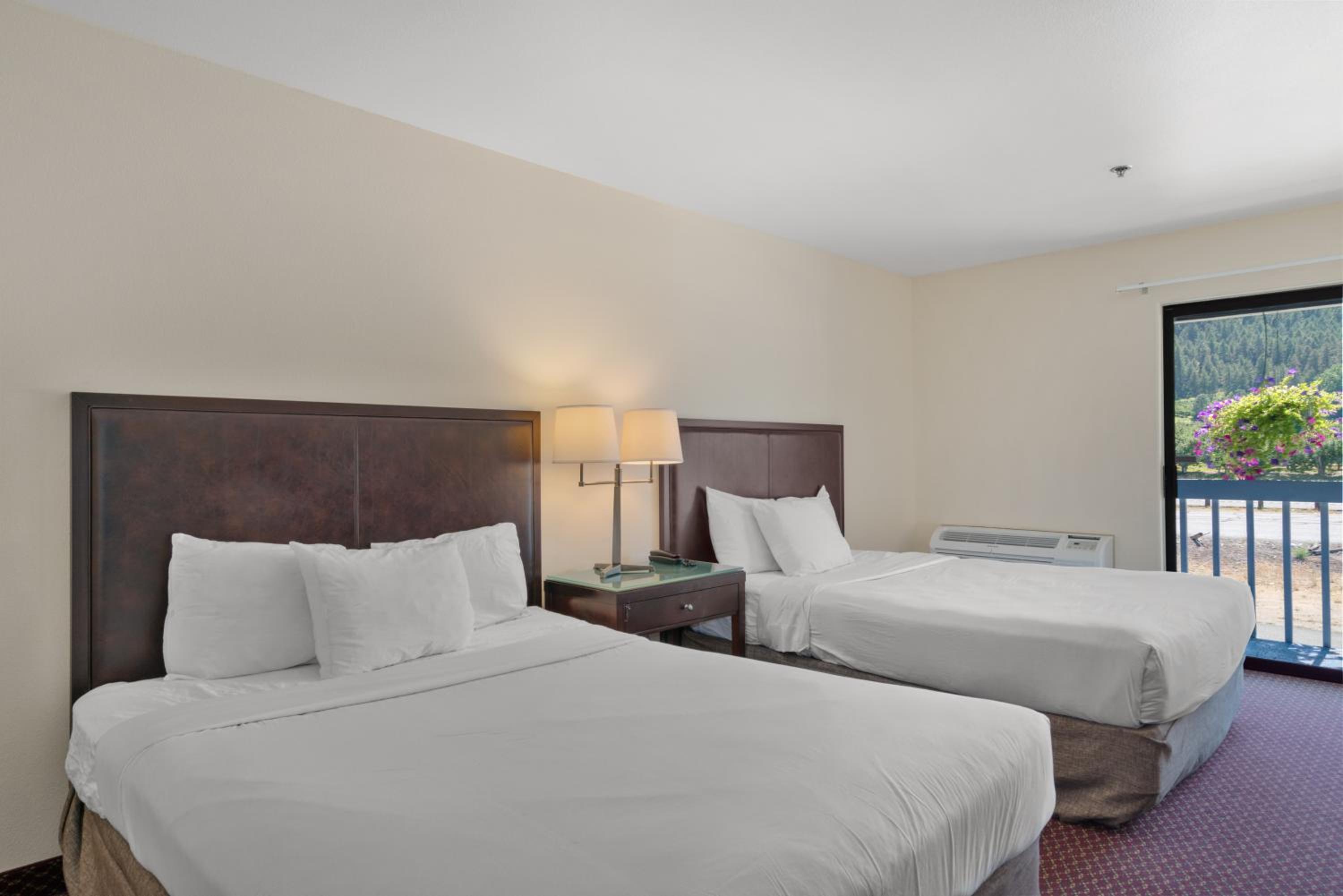 Queen Room with Two Queen Beds with Balcony photo 3