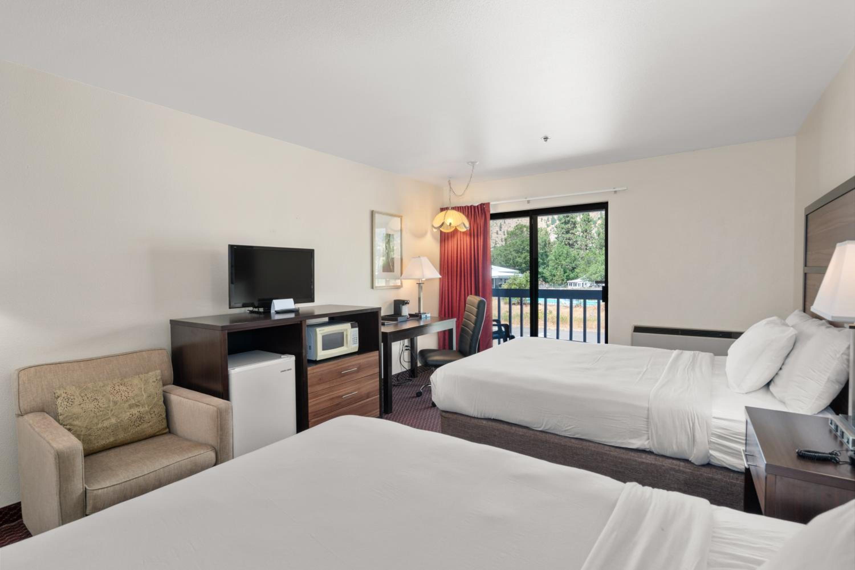 Queen Room with Two Queen Beds with Balcony photo 1