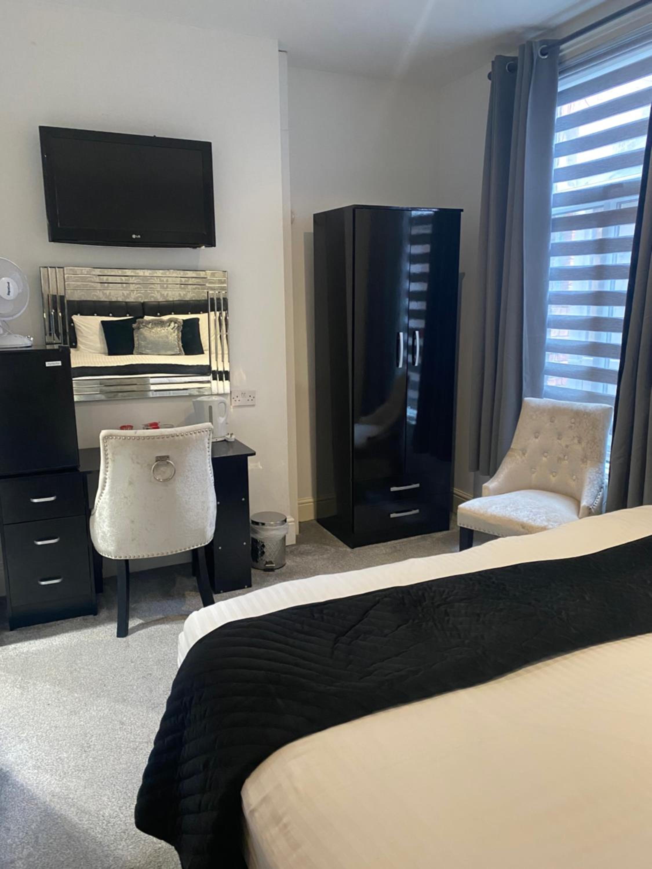 Ground Floor Double with Private Bathroom photo 2