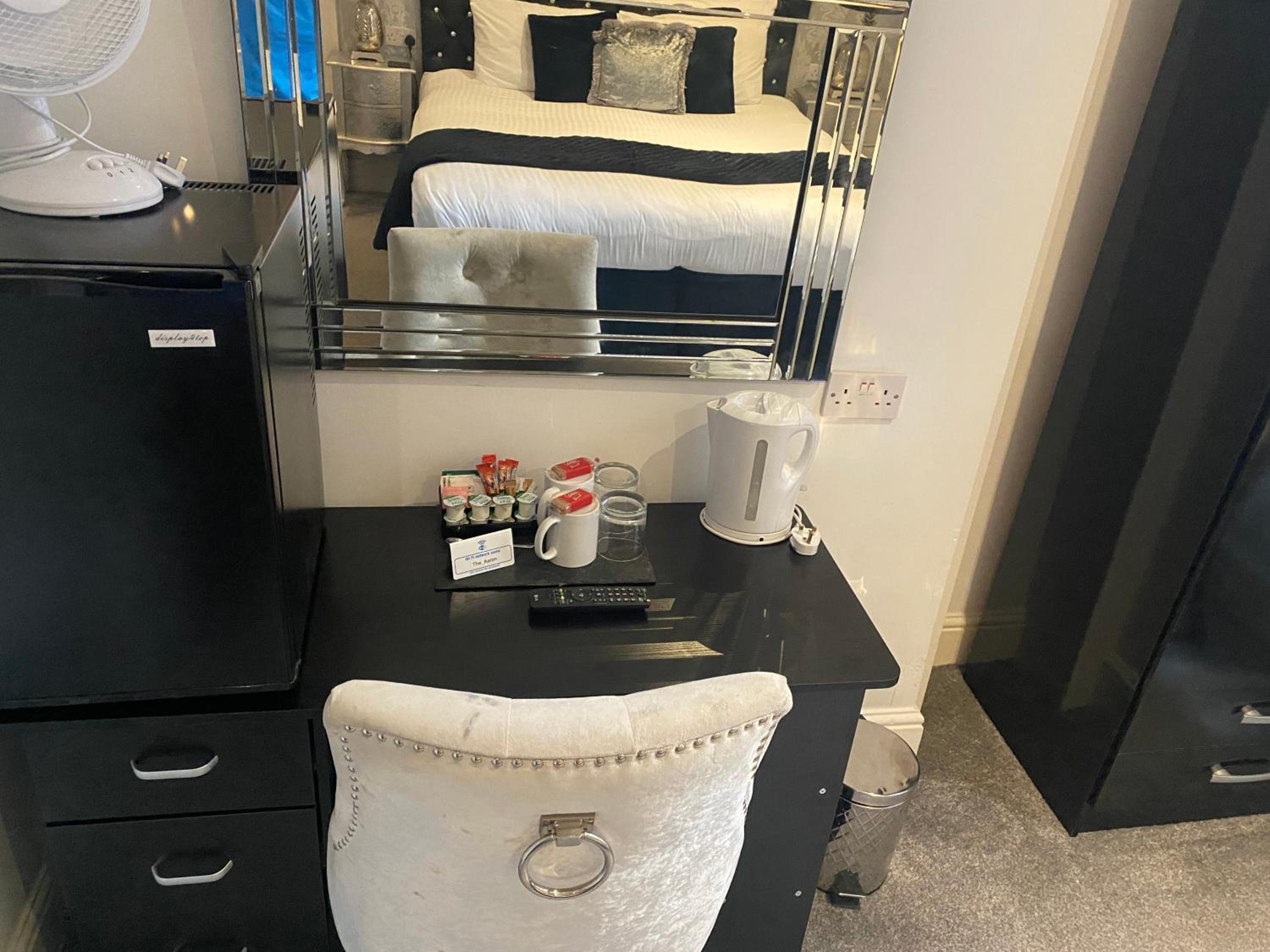 Ground Floor Double with Private Bathroom photo 3