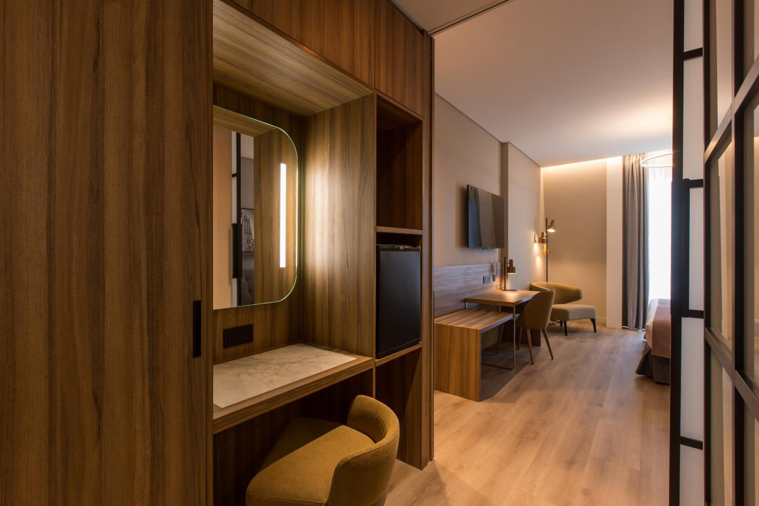 Superior Double Room thumbnail 6