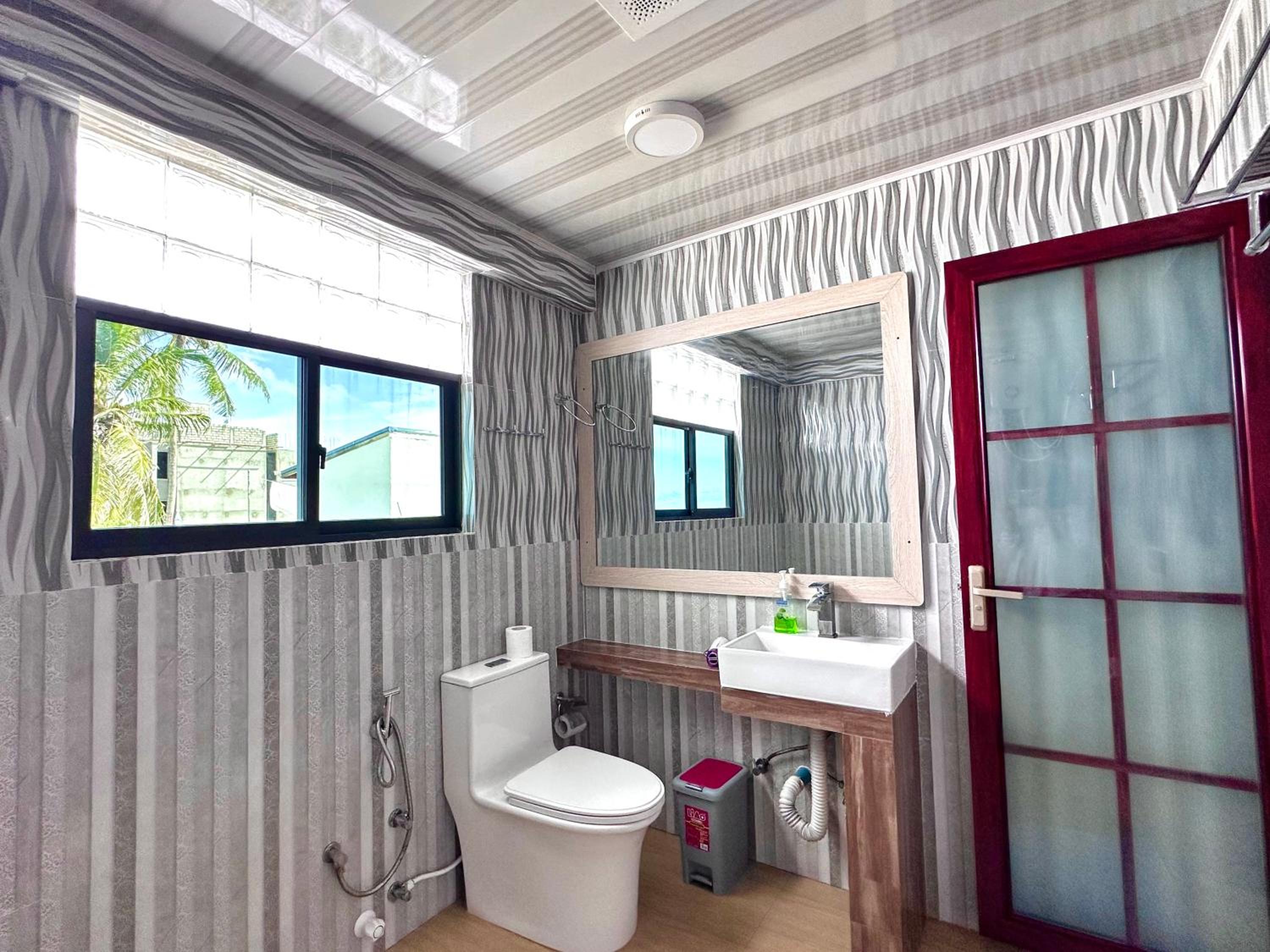 Deluxe Double Room with Balcony - Photo 7