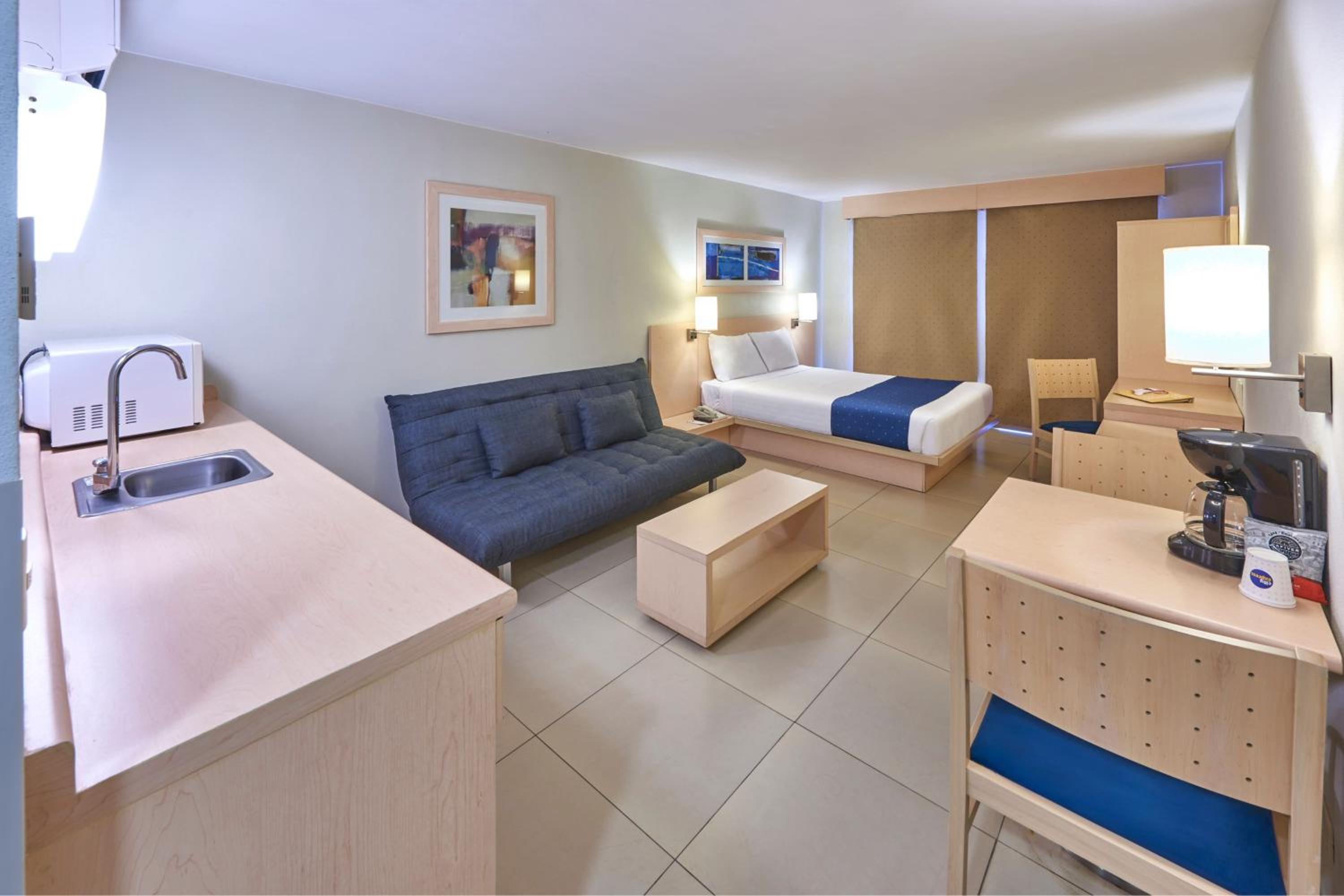 Queen Suite with Sofa Bed - Photo 8