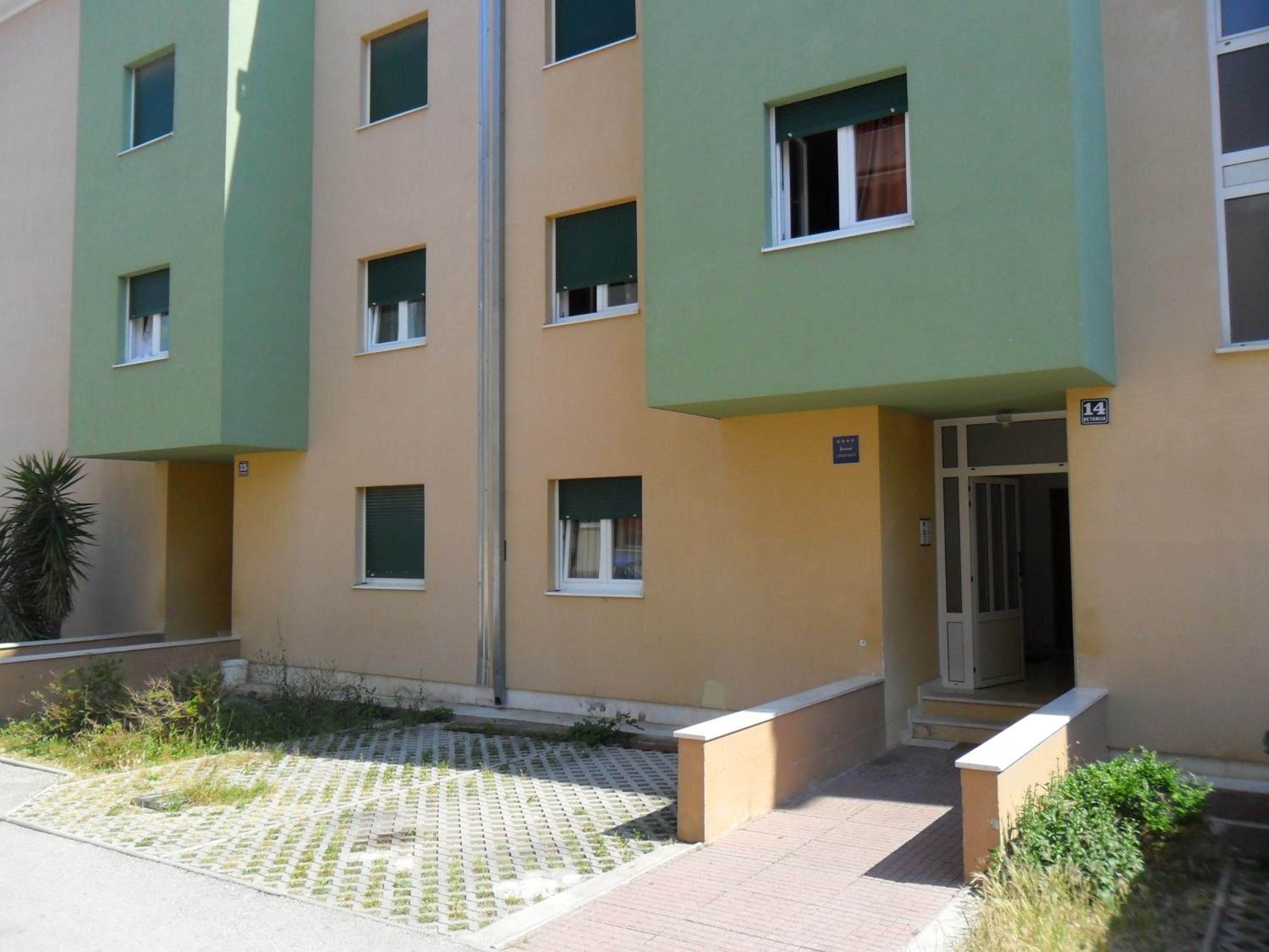 Apartment with Terrace - Photo 7