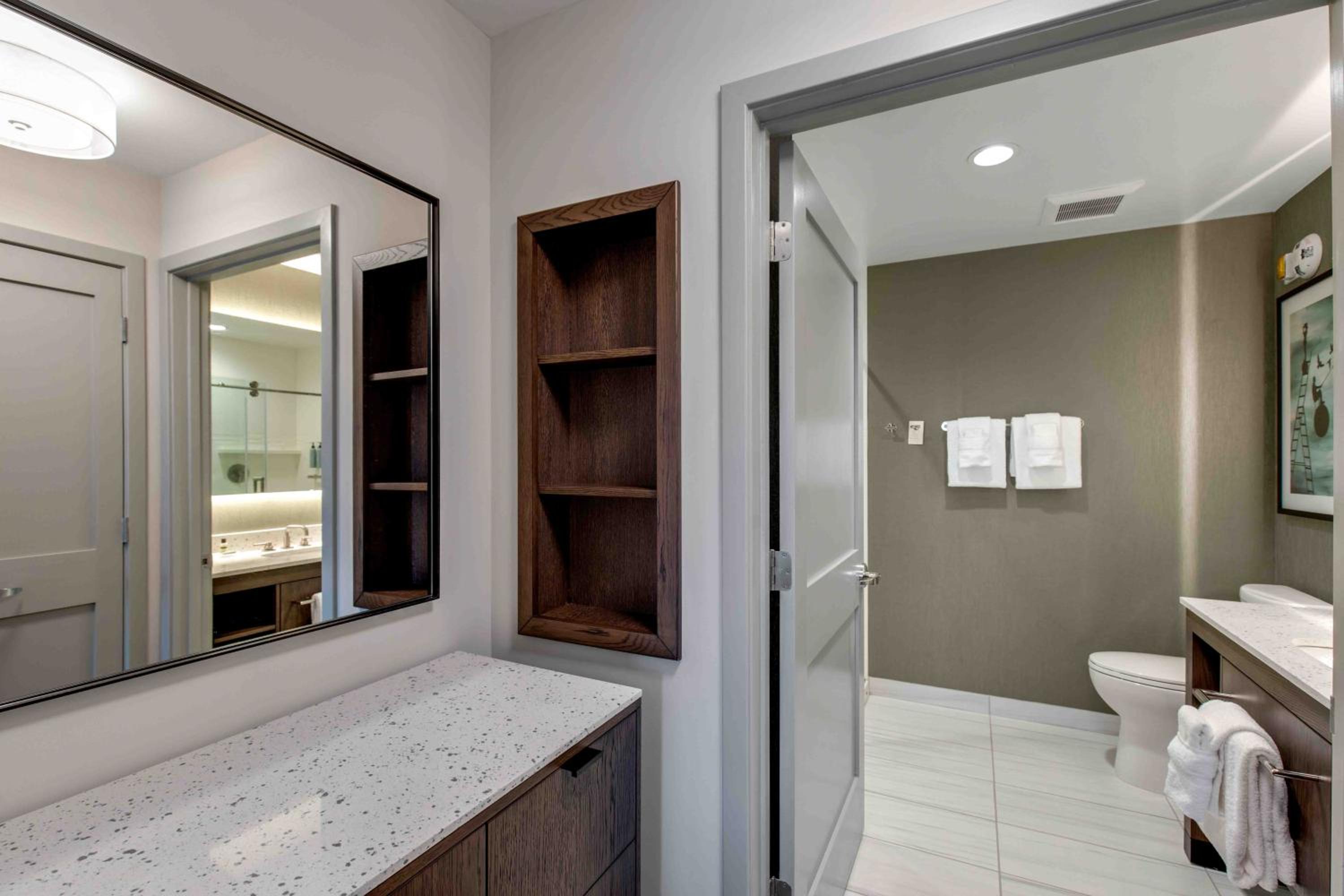 One-Bedroom Suite with Two Queen Beds and Sofa Bed - Photo 4