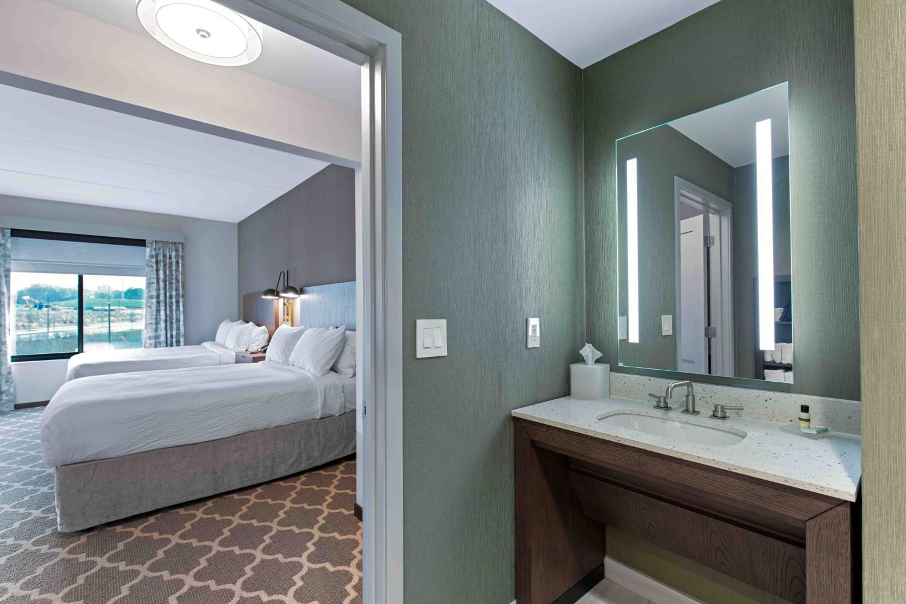 One-Bedroom Suite with Two Queen Beds and Sofa Bed - Photo 2