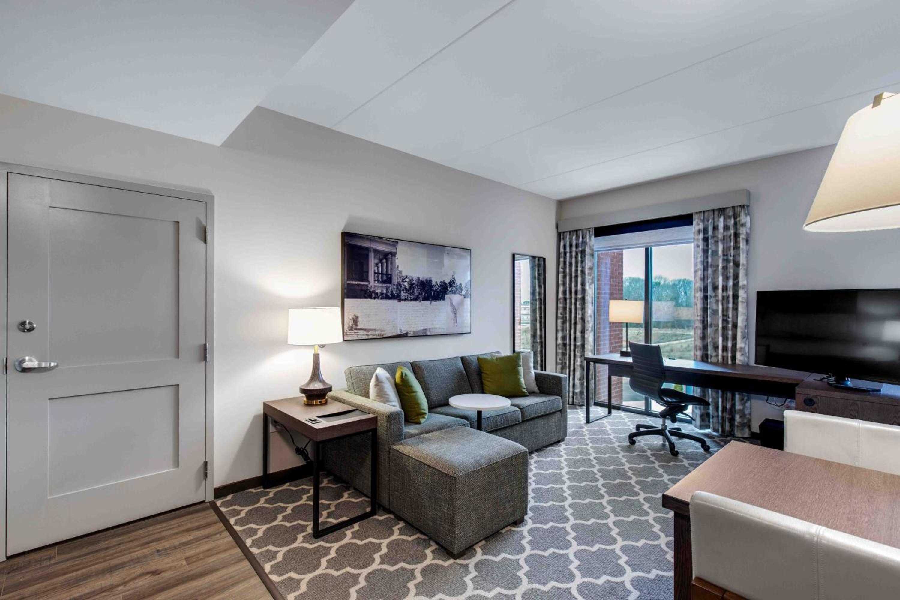 One-Bedroom Suite with Two Queen Beds and Sofa Bed - Photo 1